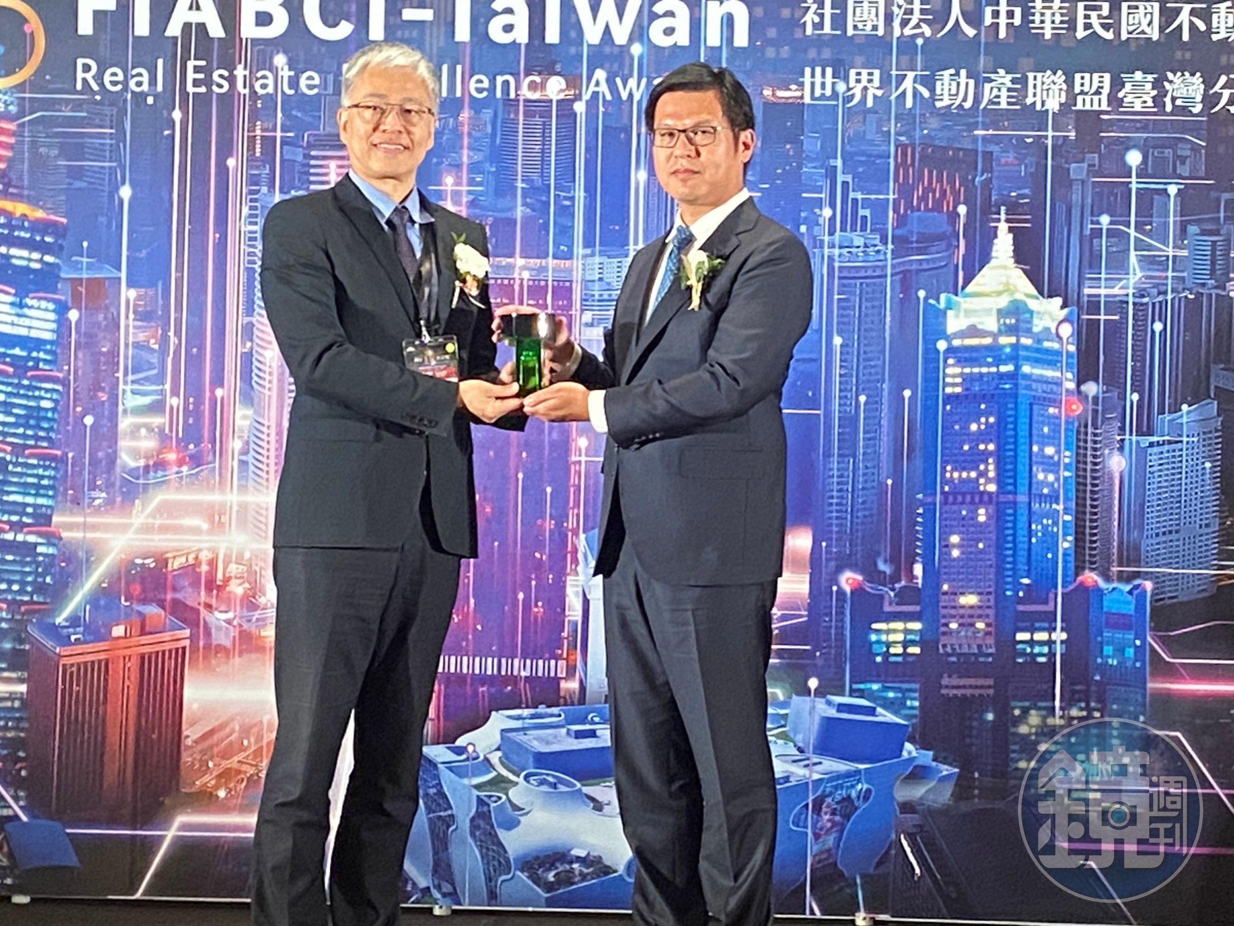 連雲建築奪雙獎，總經理蔡漢霖（右）表示，感謝評審肯定及「連雲玥恆」地主們信任託付。（連雲建築提供）