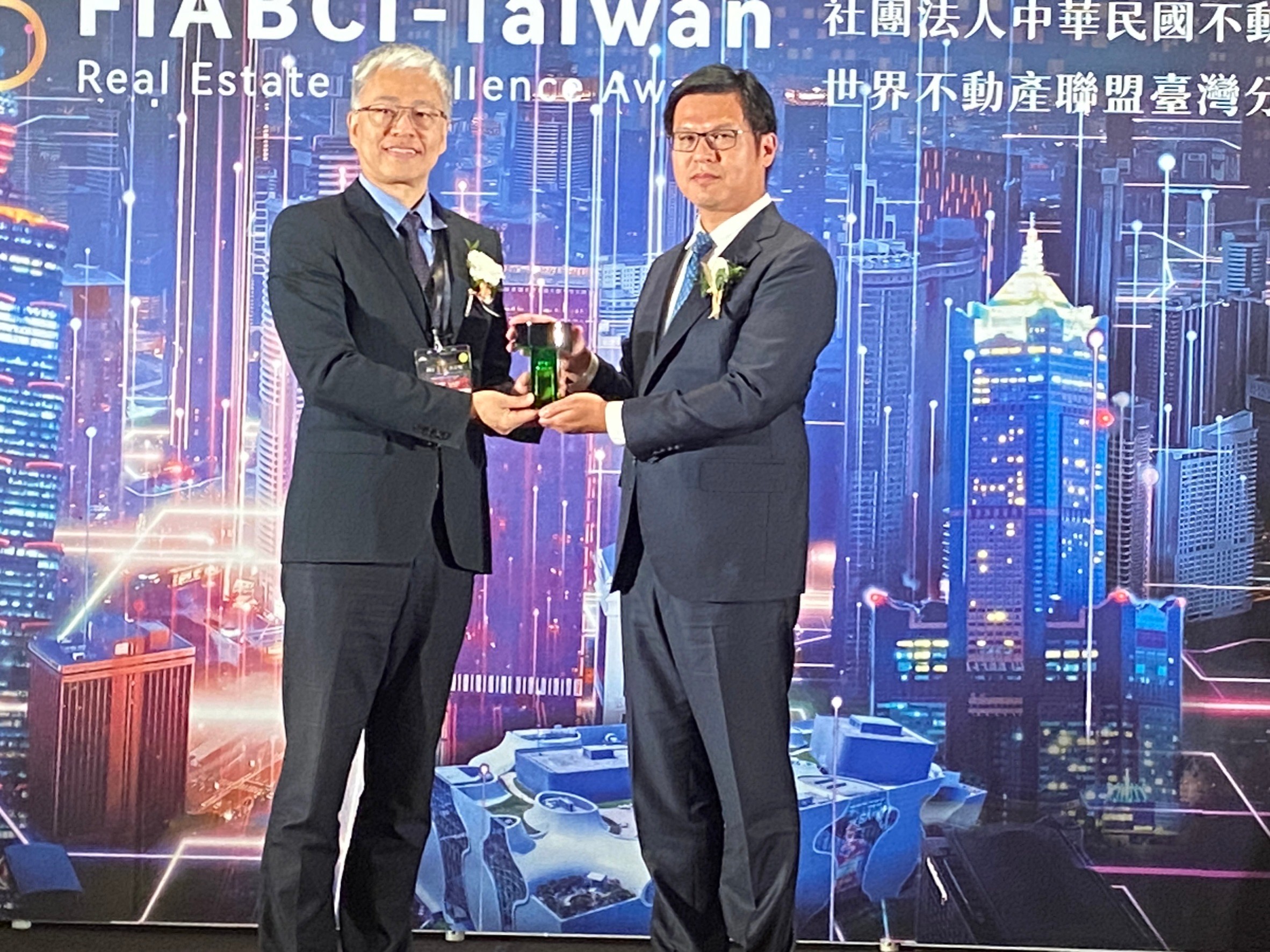 連雲建築奪雙獎，總經理蔡漢霖（右）表示，感謝評審肯定及「連雲玥恆」地主們信任託付。（連雲建築提供）