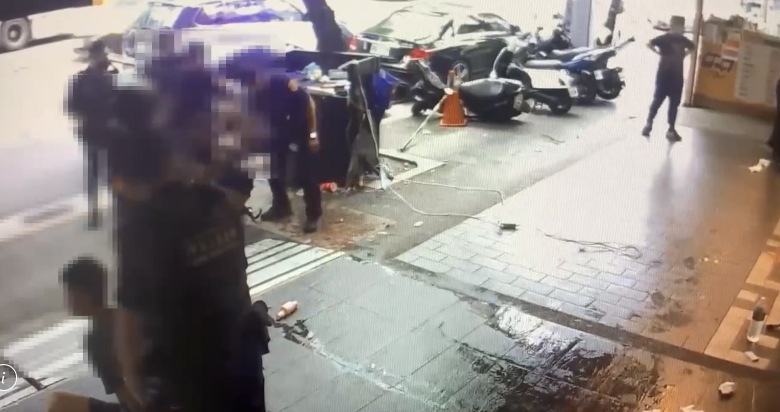 警方噴灑辣椒水，將3人壓制逮捕。（翻攝畫面）