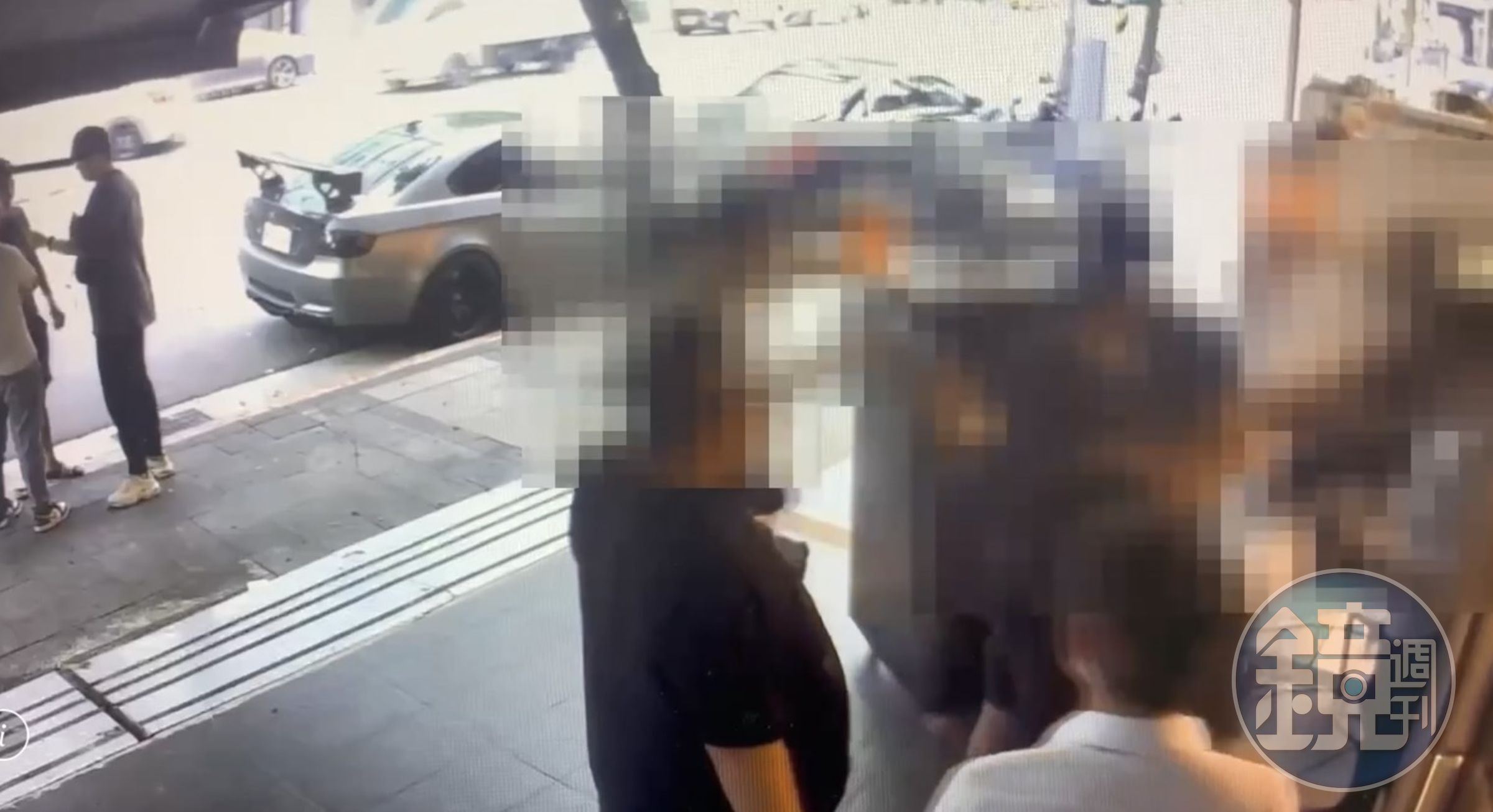 3男在酒店門口怒砸泊車台,與現場人員發生衝突。(翻攝畫面)