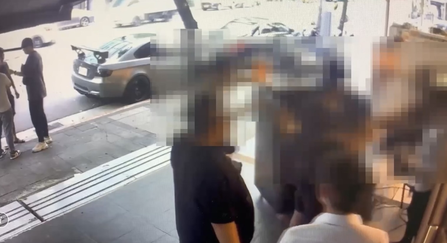 3男在酒店門口怒砸泊車台,與現場人員發生衝突。(翻攝畫面)