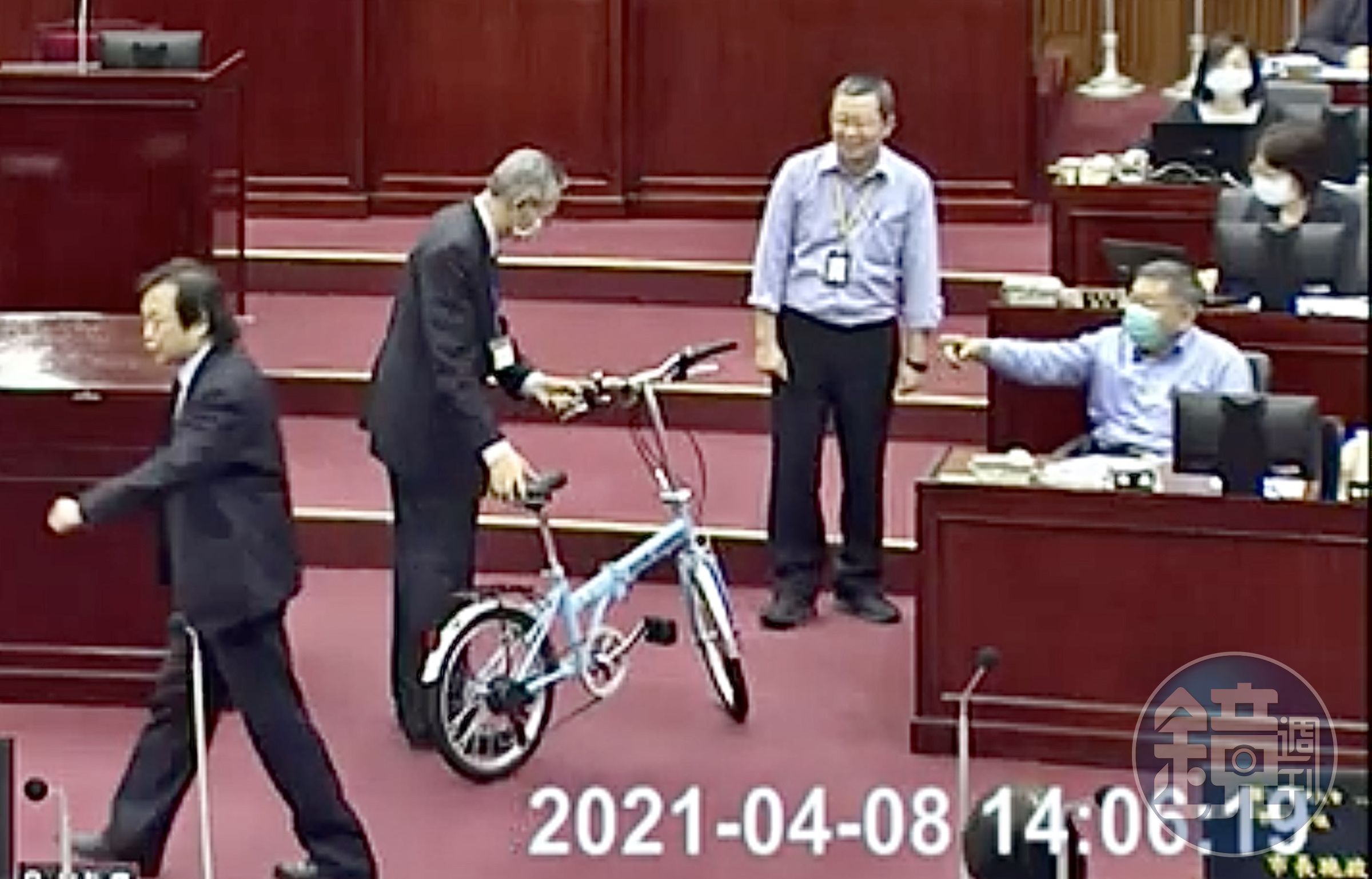 王世堅曾在議會質詢送上腳踏車，還改編柯的名言刻在車身上。（翻攝自台北市議會網站）