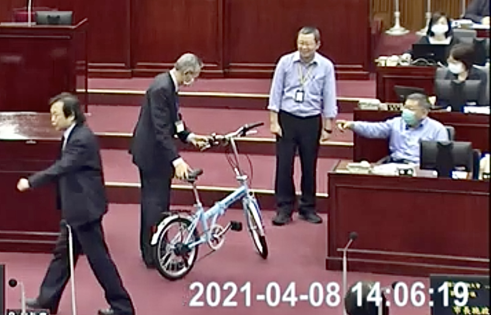 王世堅曾在議會質詢送上腳踏車,還改編柯的名言刻在車身上。(翻攝自台北市議會網站)