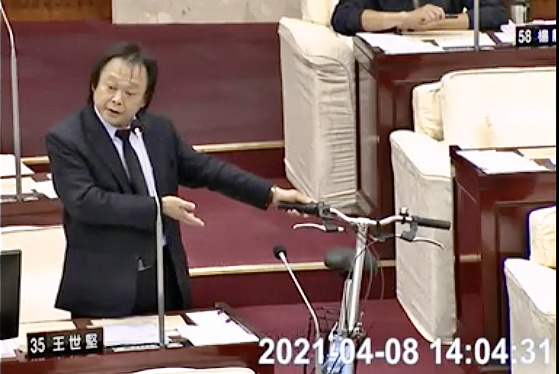 王世堅送過的禮物中,柯文哲最喜歡腳踏車,因為最實用。(翻攝自台北市議會網站)