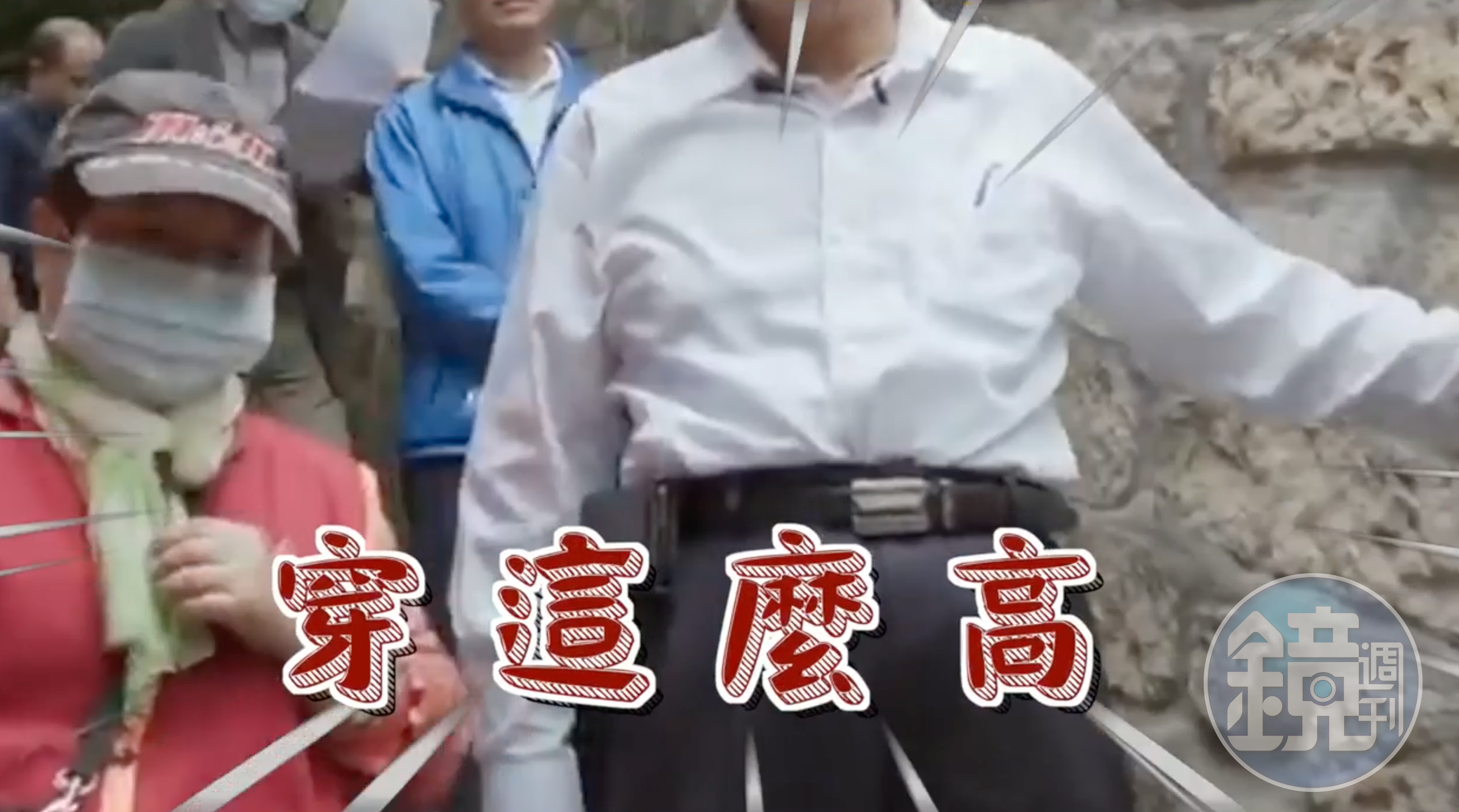 柯文哲的高腰褲是招牌形象，民眾黨黨慶將釋出他使用過的皮帶當拍賣物，象徵大家是撐起民眾黨不可或缺的一員。（翻攝柯文哲臉書「新年不再高腰褲」影片）