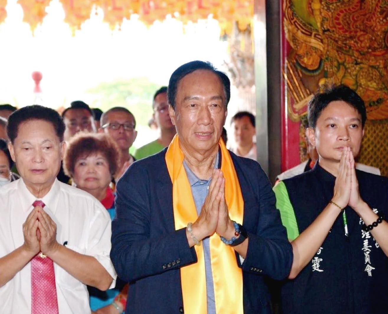 郭台銘（中）將展開1個月的全省祈福之旅。（翻攝郭台銘臉書）