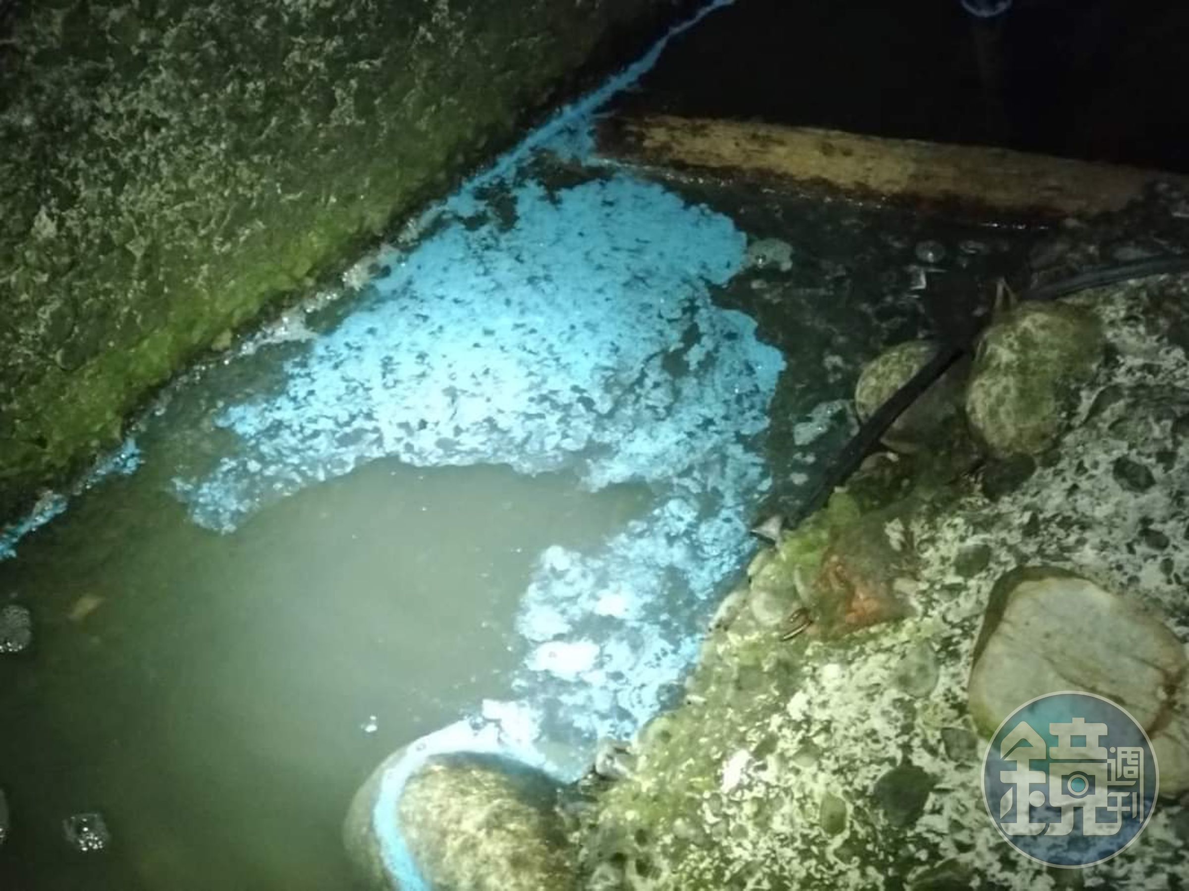 牛奶河遭爆多次被汙染,一度變成藍色。(翻攝洪申翰臉書)