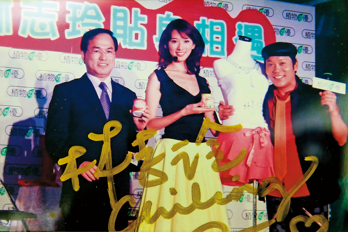 20年前梁家銘(左)推出「植物の優」,請林志玲(中)擔任廣告代言,產品知名度瞬間大開。(梁家銘提供)