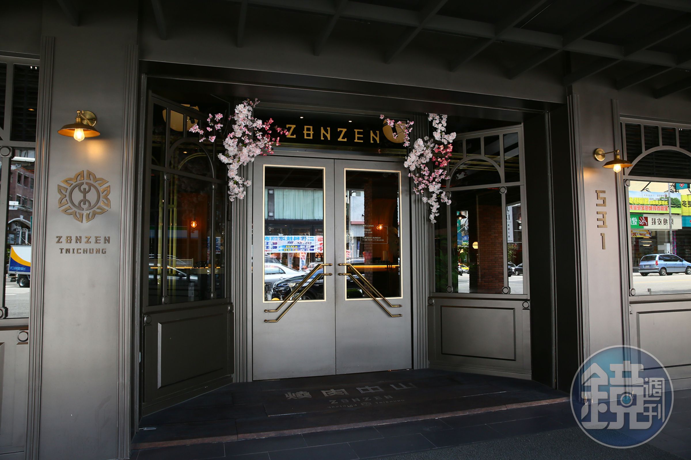 梁家銘曾經自己開餐廳失敗,後都找專業人士合作,他也投資了號稱台中最難訂位的「燒肉中山」。