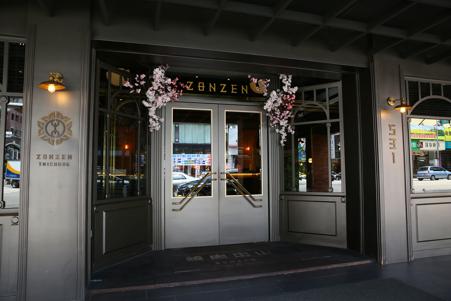 梁家銘曾經自己開餐廳失敗,後都找專業人士合作,他也投資了號稱台中最難訂位的「燒肉中山」。