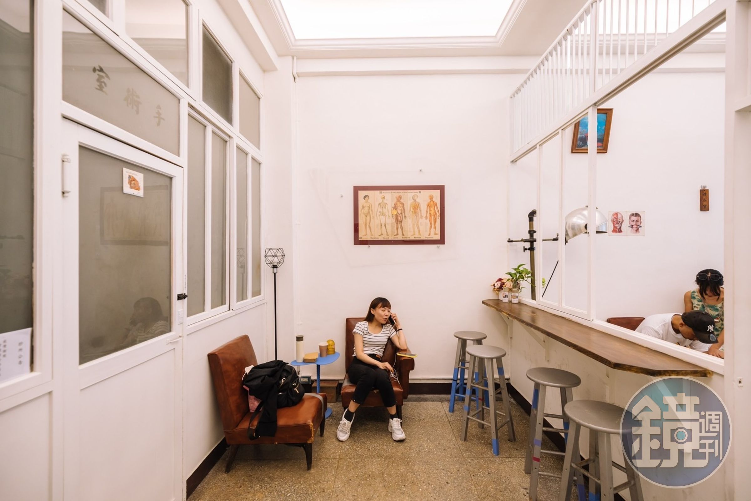 診所咖啡的空間帶著輕鬆的氛圍，彷彿只是去隔壁鄰居家坐坐、喝一杯。