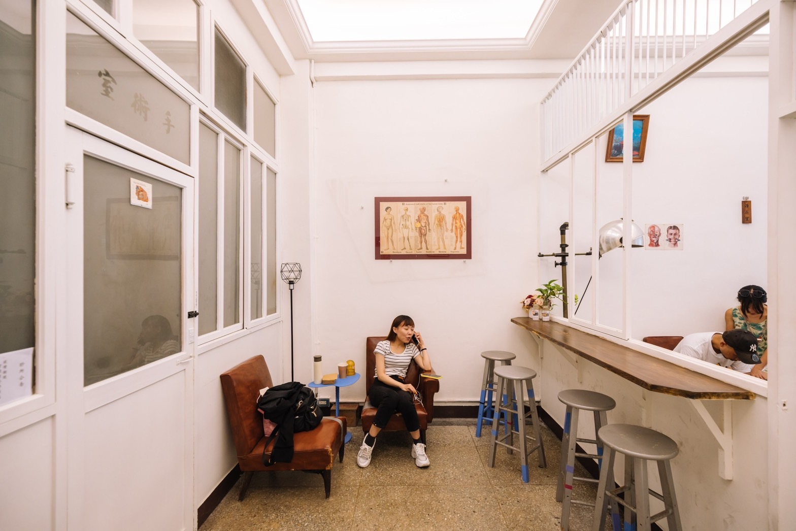 診所咖啡的空間帶著輕鬆的氛圍，彷彿只是去隔壁鄰居家坐坐、喝一杯。