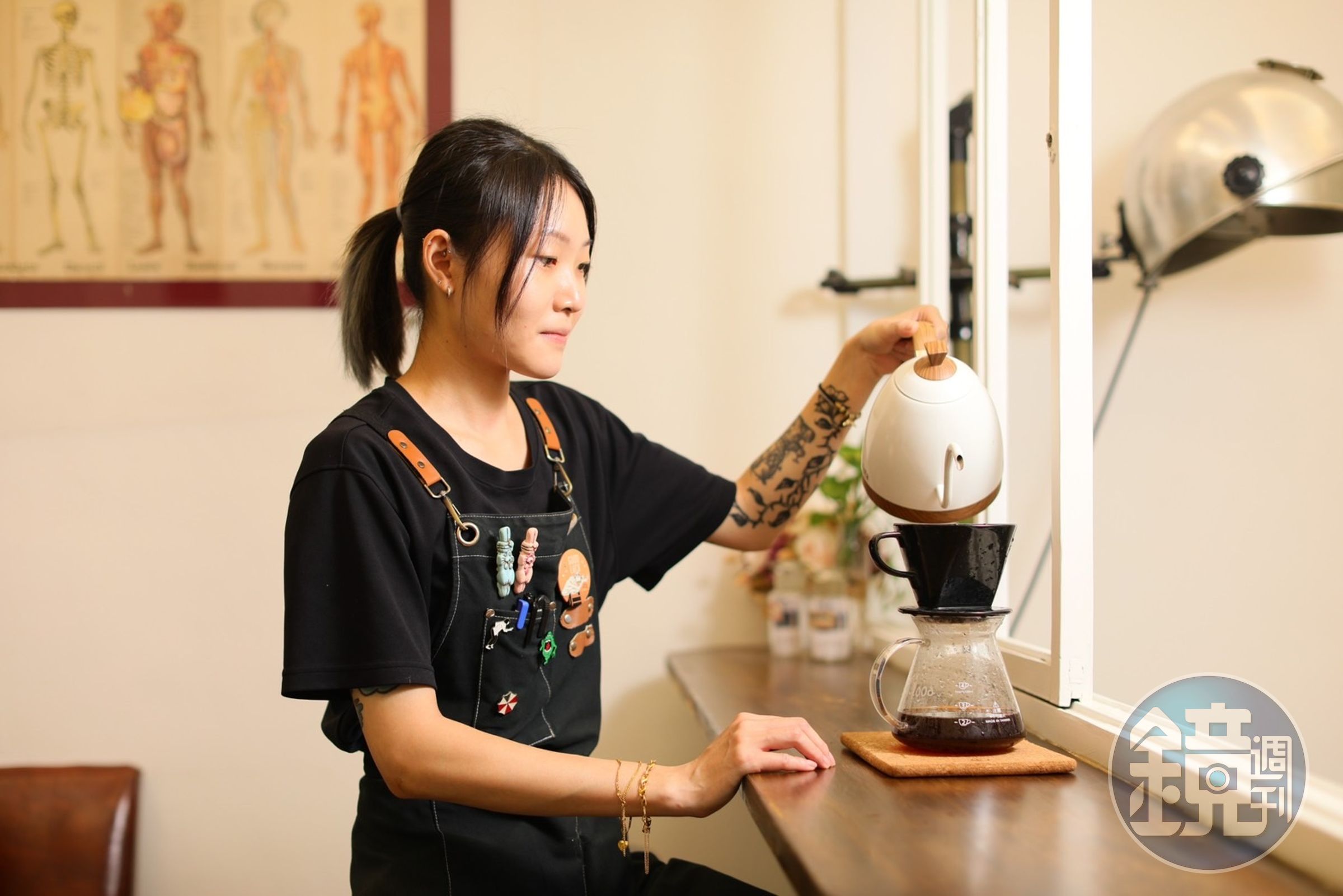 咖啡師安妮傳承下阿公的診所，除了提供一杯杯咖啡飲品，也讓阿公曾經努力經營的地方不因時光而消逝。
