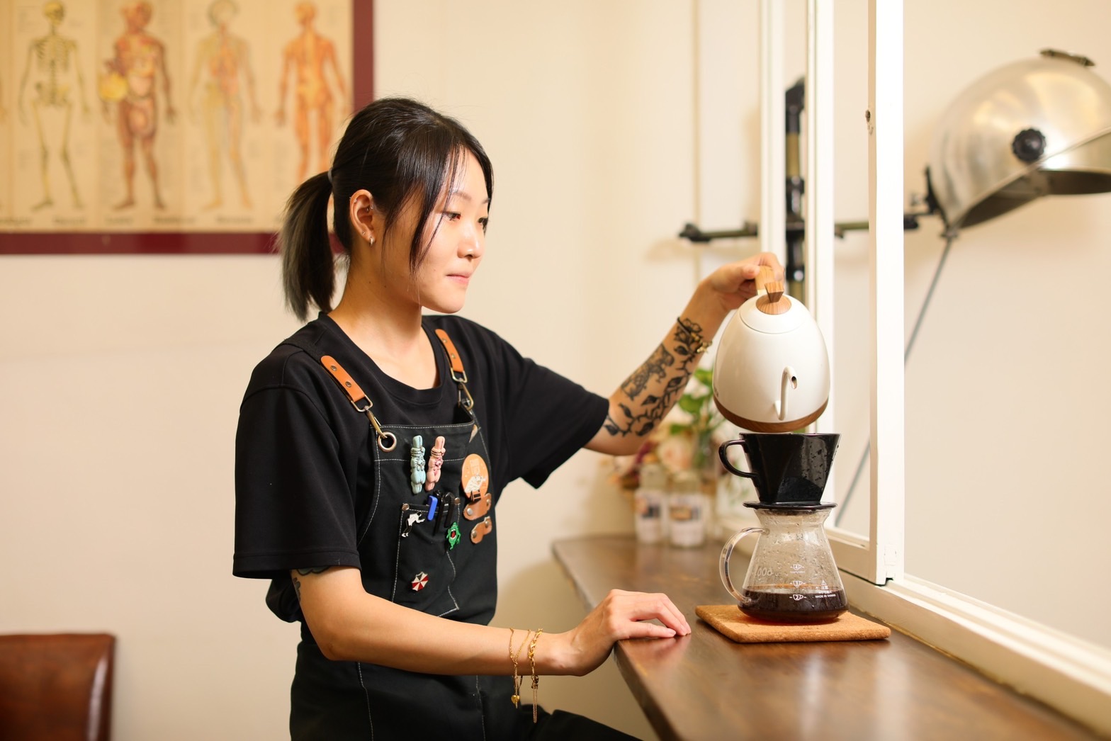 咖啡師安妮傳承下阿公的診所，除了提供一杯杯咖啡飲品，也讓阿公曾經努力經營的地方不因時光而消逝。