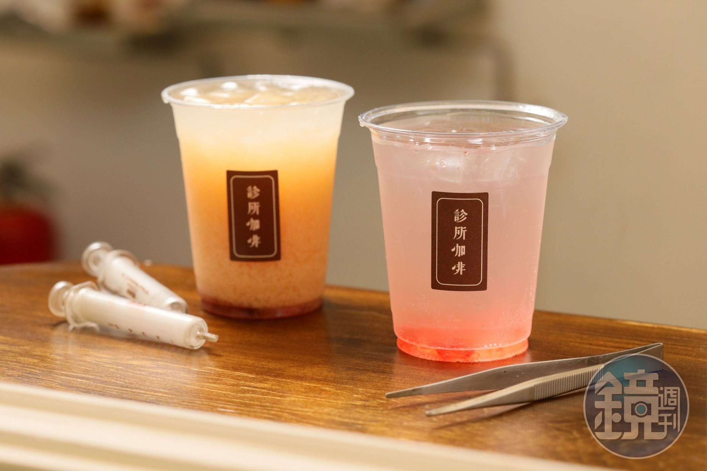 氣泡感鮮明的「玫瑰氣泡」（前，90元／杯）與「草莓多多氣泡」（後，100元／杯）是炎炎夏日倍受喜愛的品項。