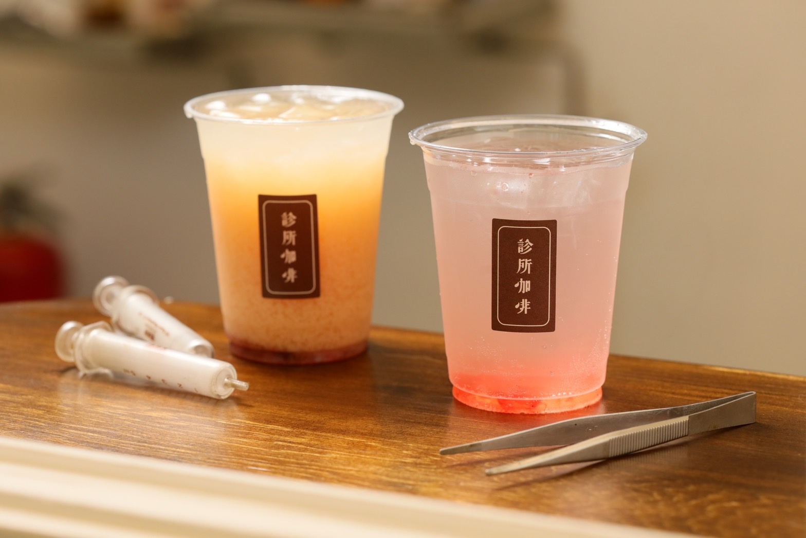 氣泡感鮮明的「玫瑰氣泡」（前，90元／杯）與「草莓多多氣泡」（後，100元／杯）是炎炎夏日倍受喜愛的品項。