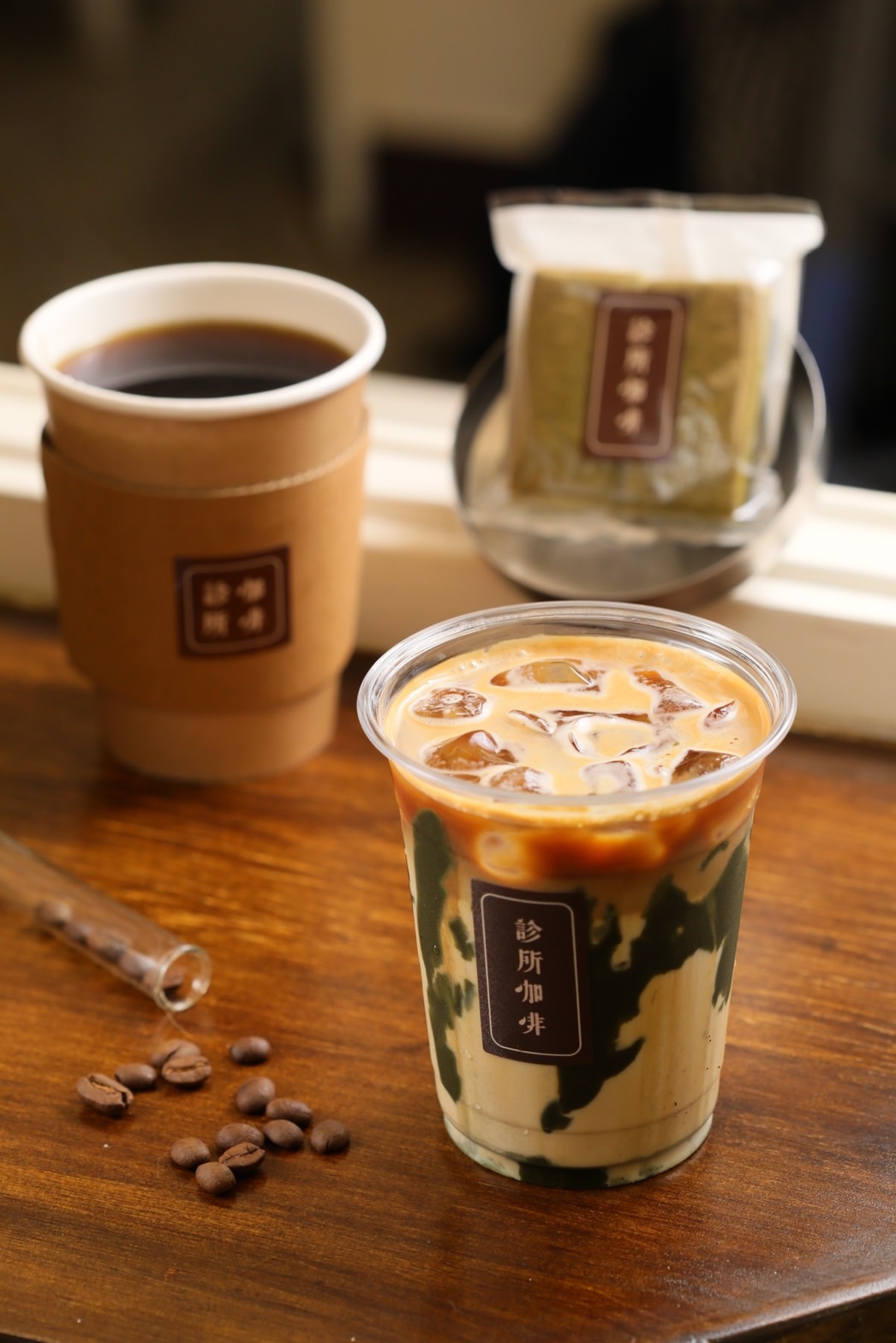 「抹茶拿鐵」帶有飽滿抹茶苦韻不死甜（前，120元／杯），若想要細細感受咖啡層次風味可以選擇「陶鍋咖啡」。（後，250元／杯）