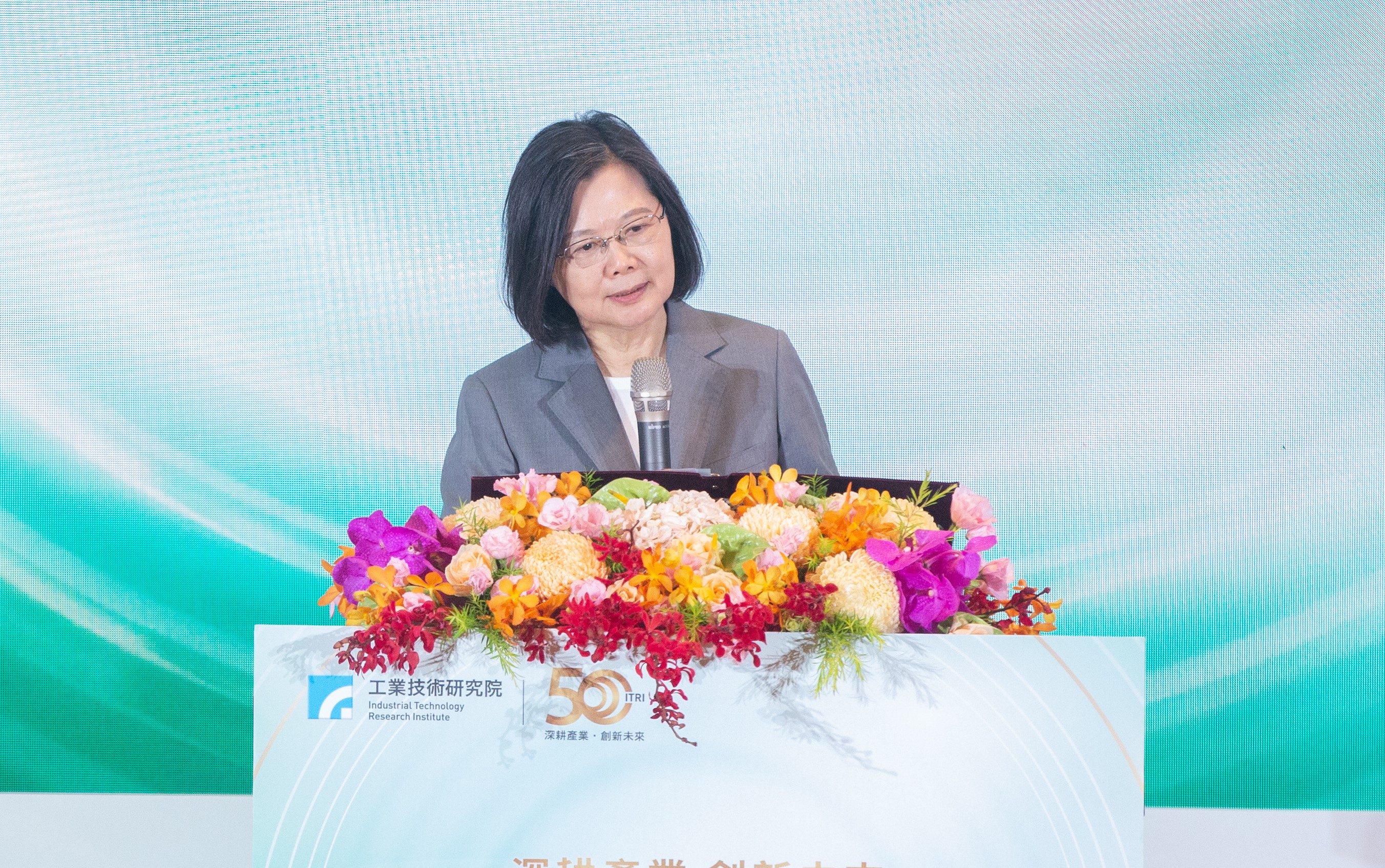 總統蔡英文25日確診，府發言人林聿禪指出，總統今早身體仍有不適症狀，經醫療團隊評估，建議總統應取消行程，多加休息。（本刊資料照）