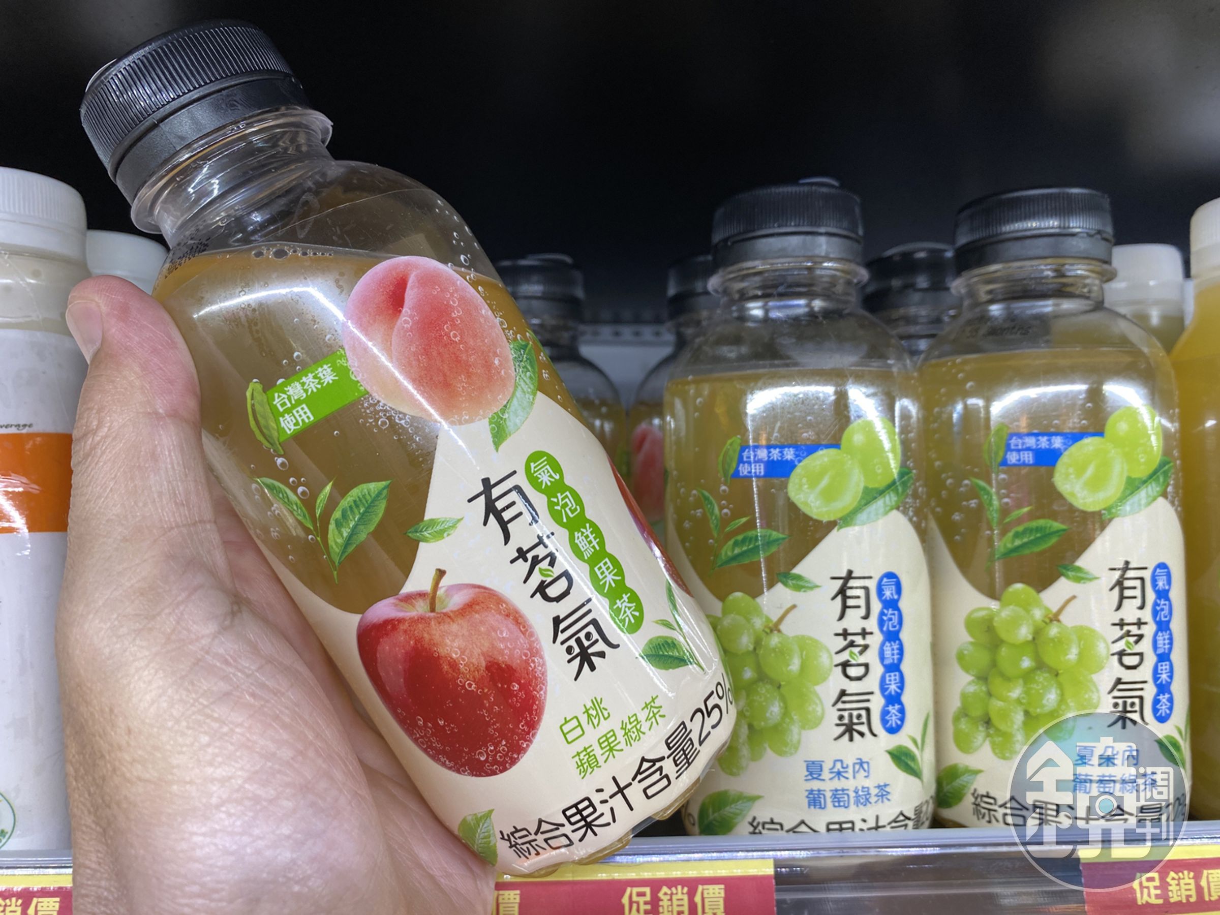 「有茗氣」是台灣第一瓶冷藏氣泡鮮果茶,有白桃蘋果綠茶與夏朵內葡萄綠茶2種口味。(45元/瓶)