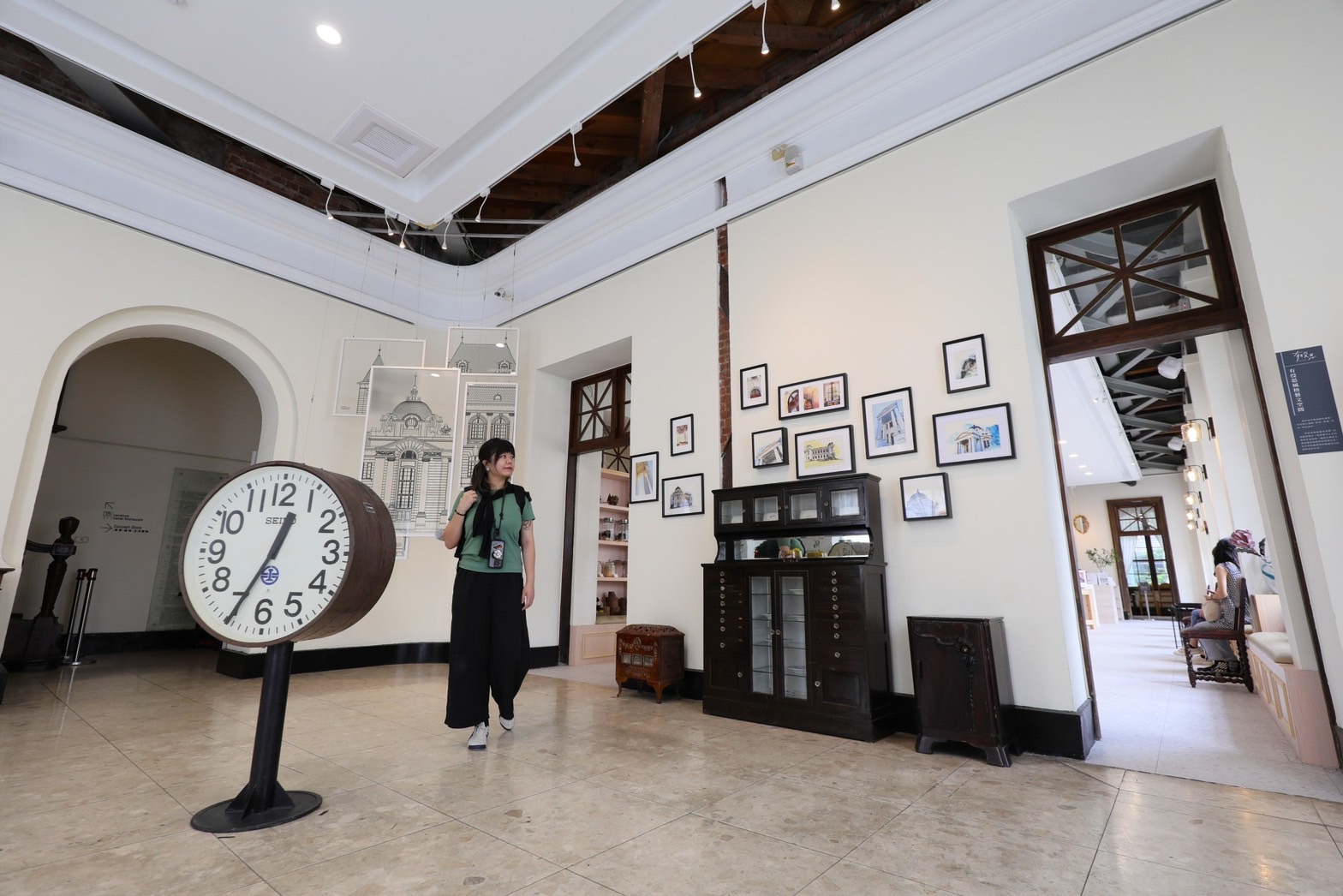 廳放置著來自台鐵的大時鐘、各式古董收藏,以及當地工作坊的手繪作品。