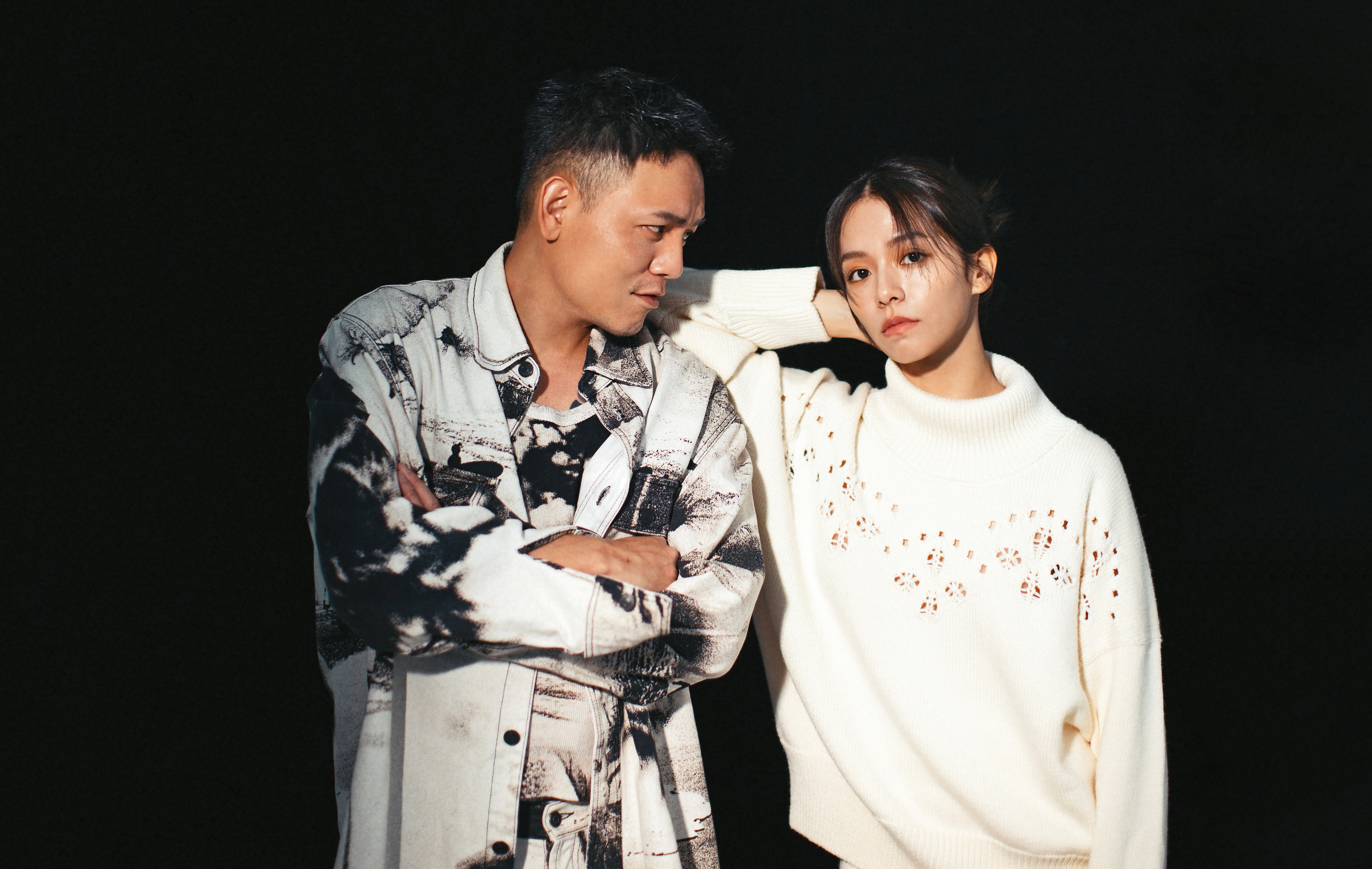 在九把刀自由的世界裡，宋芸樺（右）這回是理髮院小辣椒。初識時，春風（左）不敢盯著宋芸樺看，怕自己的魂被勾走。