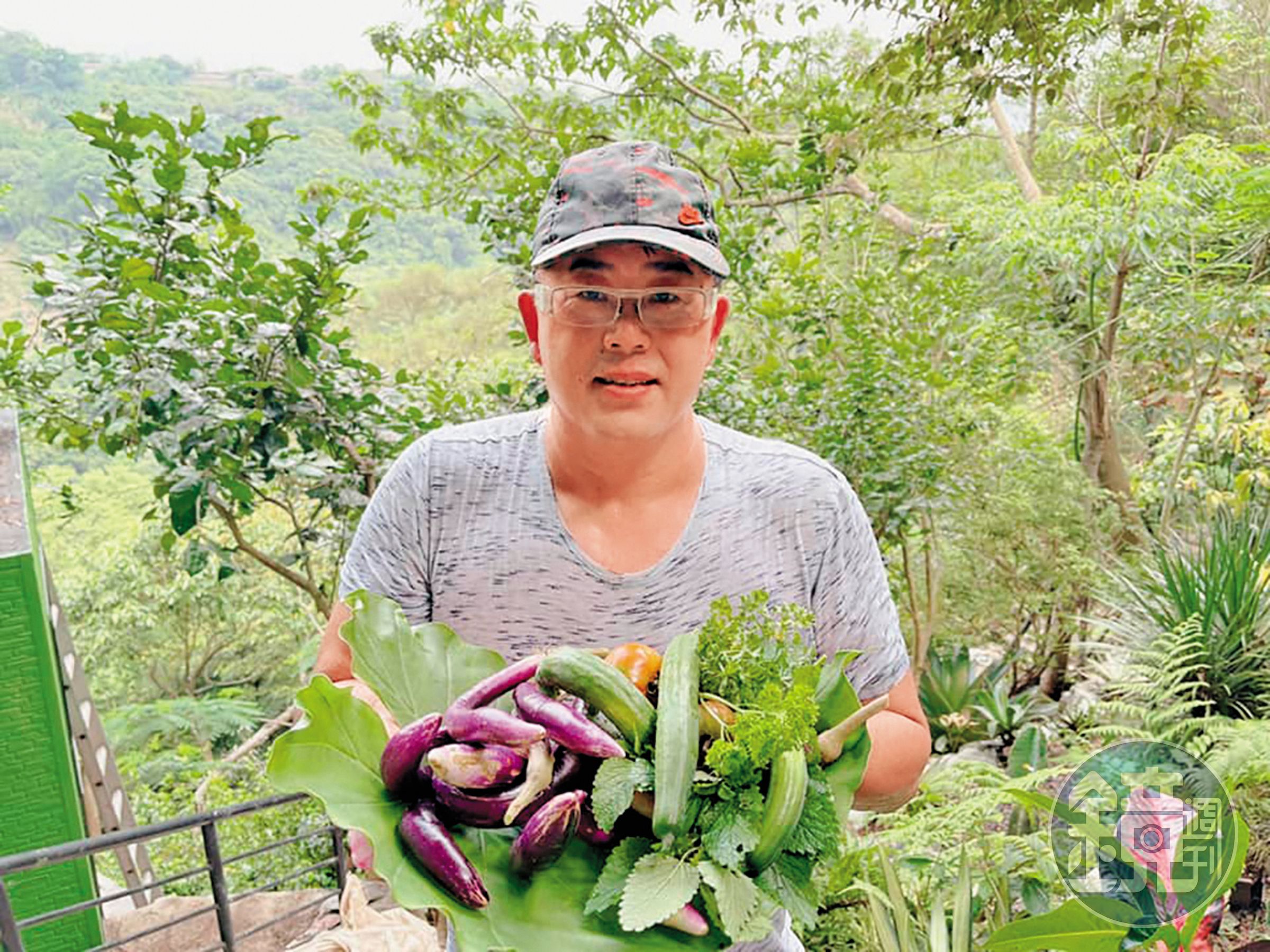 林國基笑說退休生活簡單充實,如今最愛整理蔬果園。(翻攝自林國基臉書)