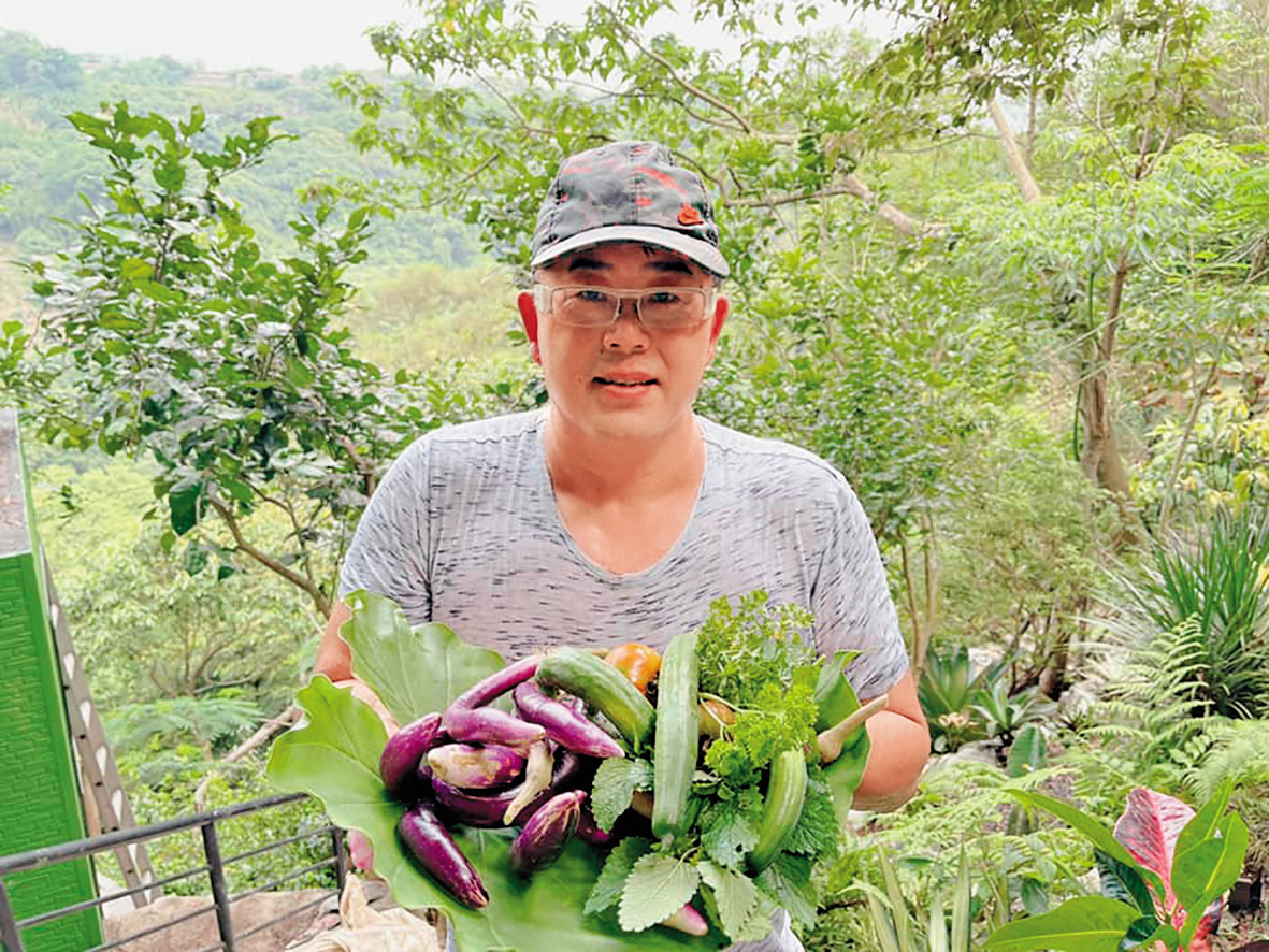 林國基笑說退休生活簡單充實，如今最愛整理蔬果園。（翻攝自林國基臉書）