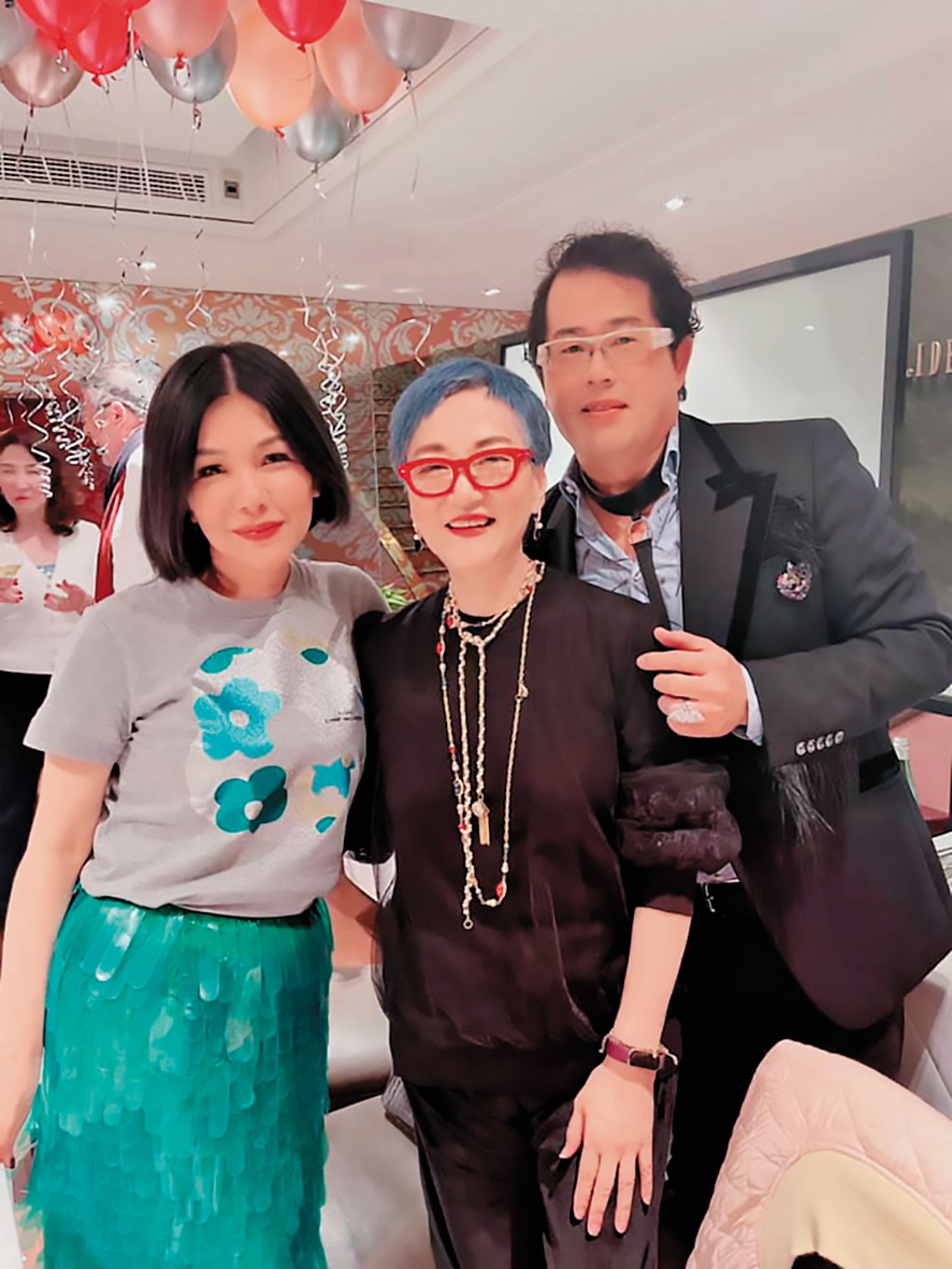 林國基(右起)在演藝圈人緣佳,私下也常跟張小燕、張清芳等好友們聚餐。(翻攝自林國基臉書)