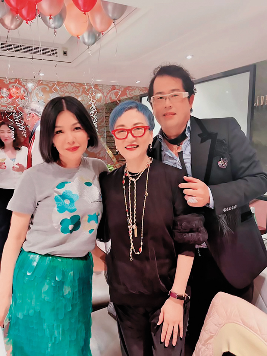 林國基（右起）在演藝圈人緣佳，私下也常跟張小燕、張清芳等好友們聚餐。（翻攝自林國基臉書）