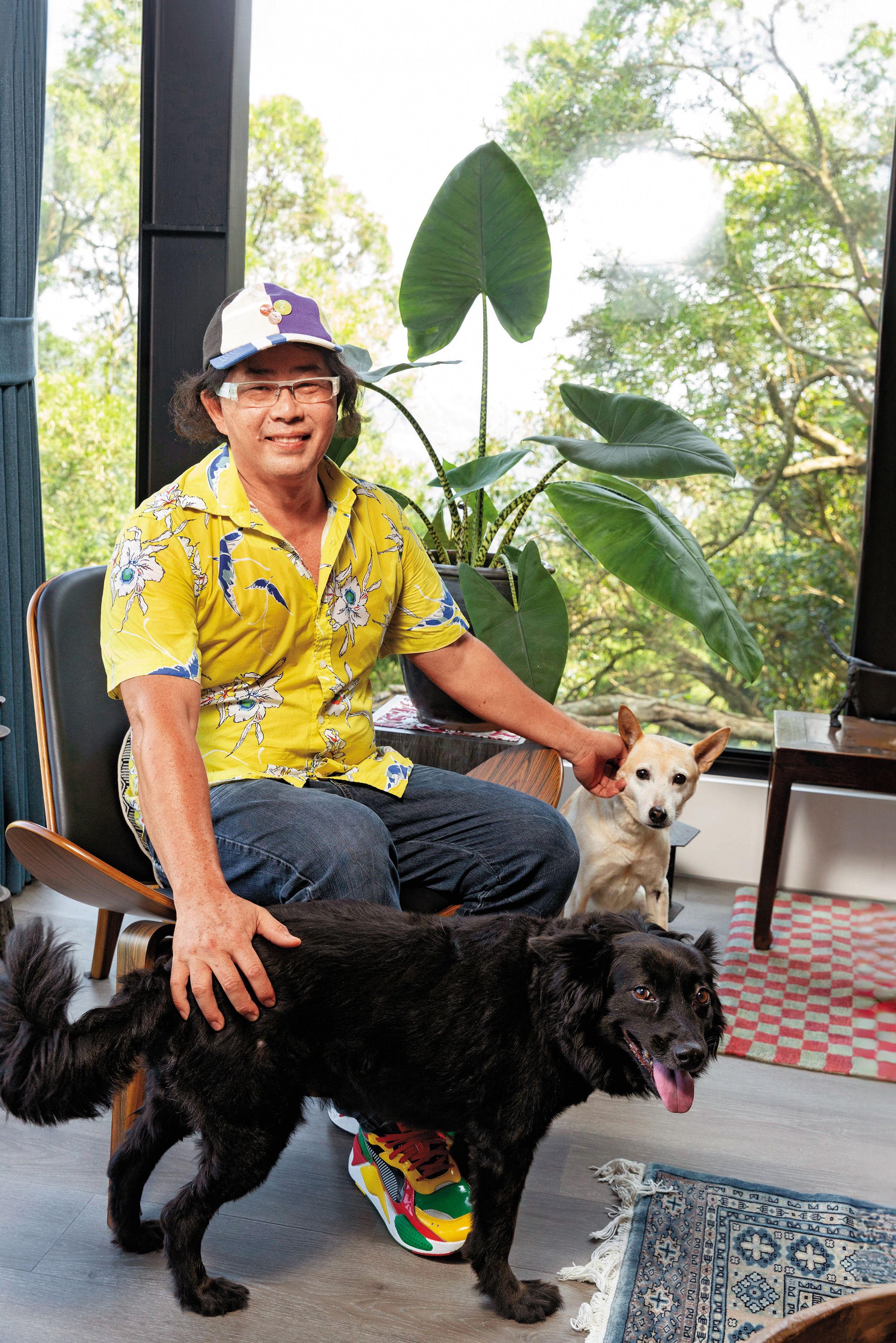 林國基去年搬到山上,兩隻狗狗活動的地方變大,也很習慣山居生活。