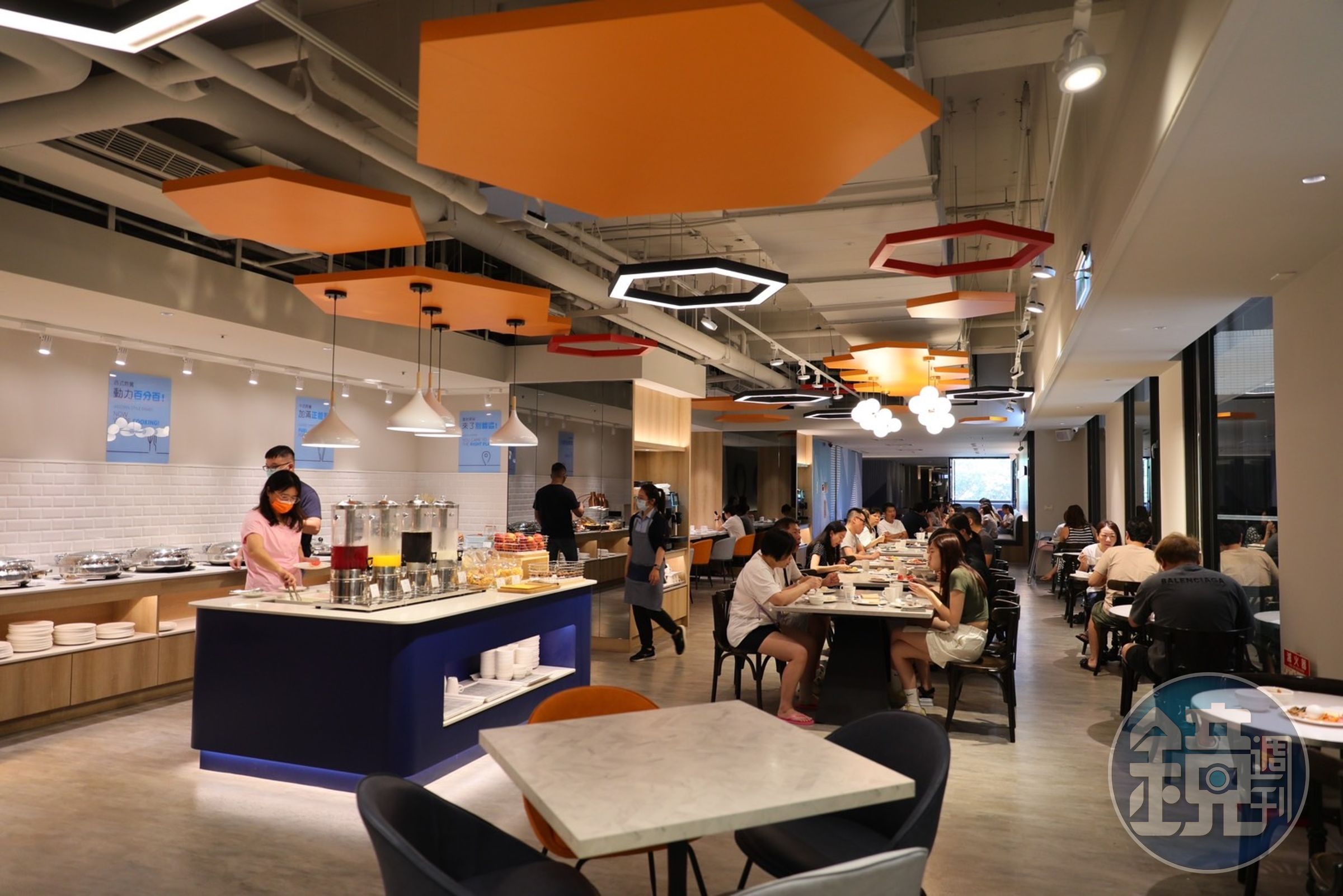 全新的早餐空間以橘、藍2色打造，明亮度拉高也多了活力感。