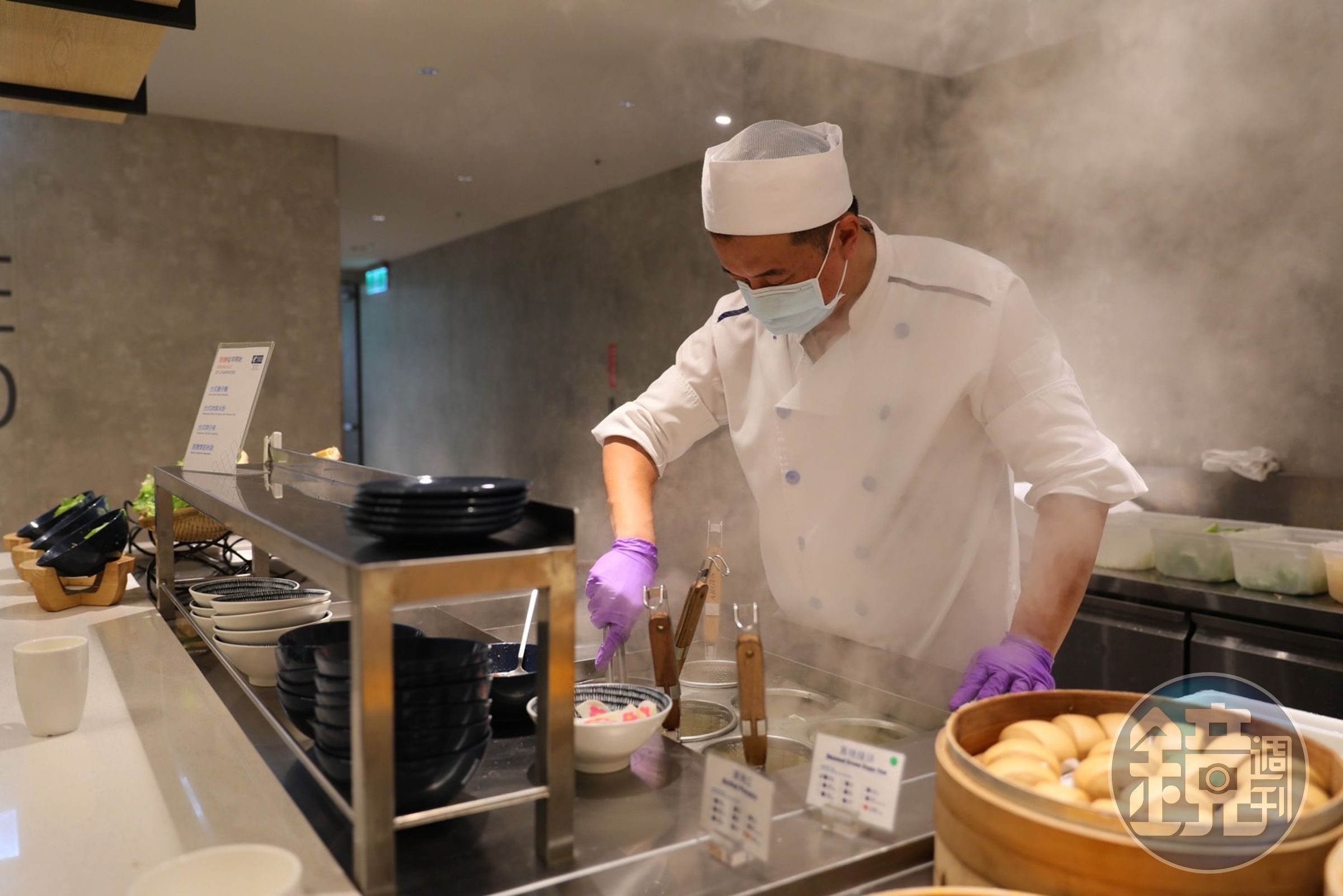 「台中公園智選假日飯店」早餐時段多了師傅現煮的擔仔麵、米粉湯可品嘗。