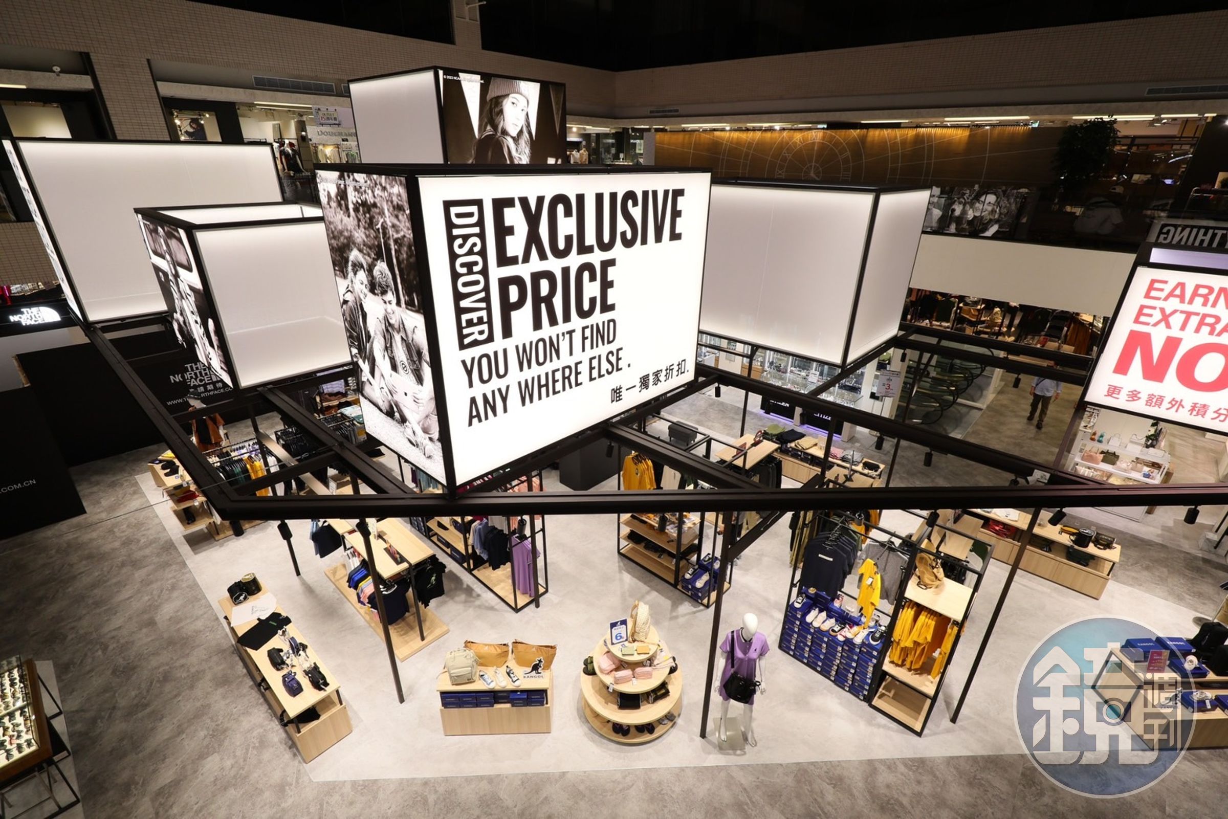正逢開業15年紀念，「日曜天地OUTLET」在一樓空間以高低、大小不一的框架形塑出7個光盒子，象徵城巿中大小不同的建築，也提亮整個空間。