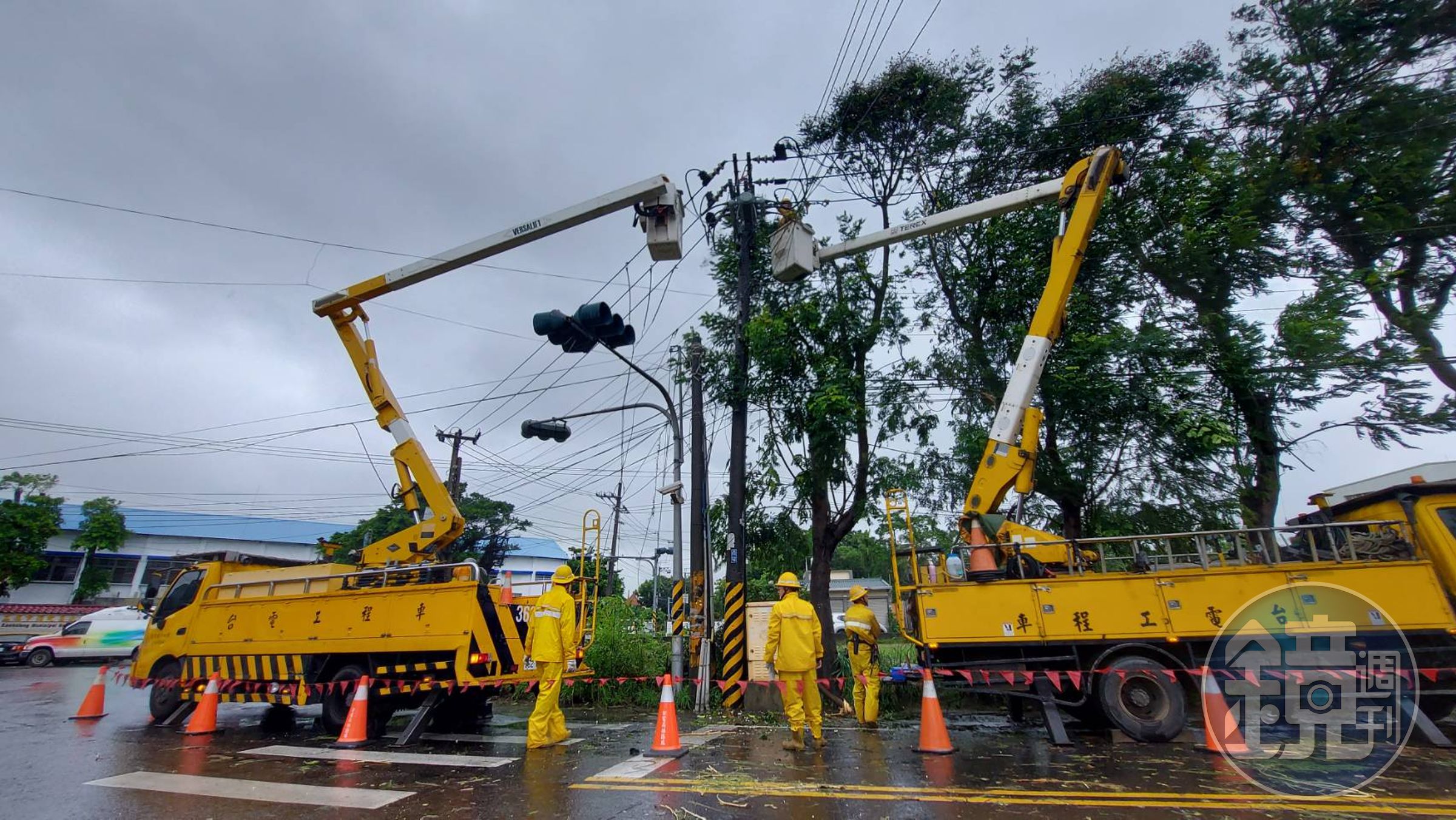 大高雄地區受颱風侵襲多處停電,台電緊急搶修中。(台電提供)