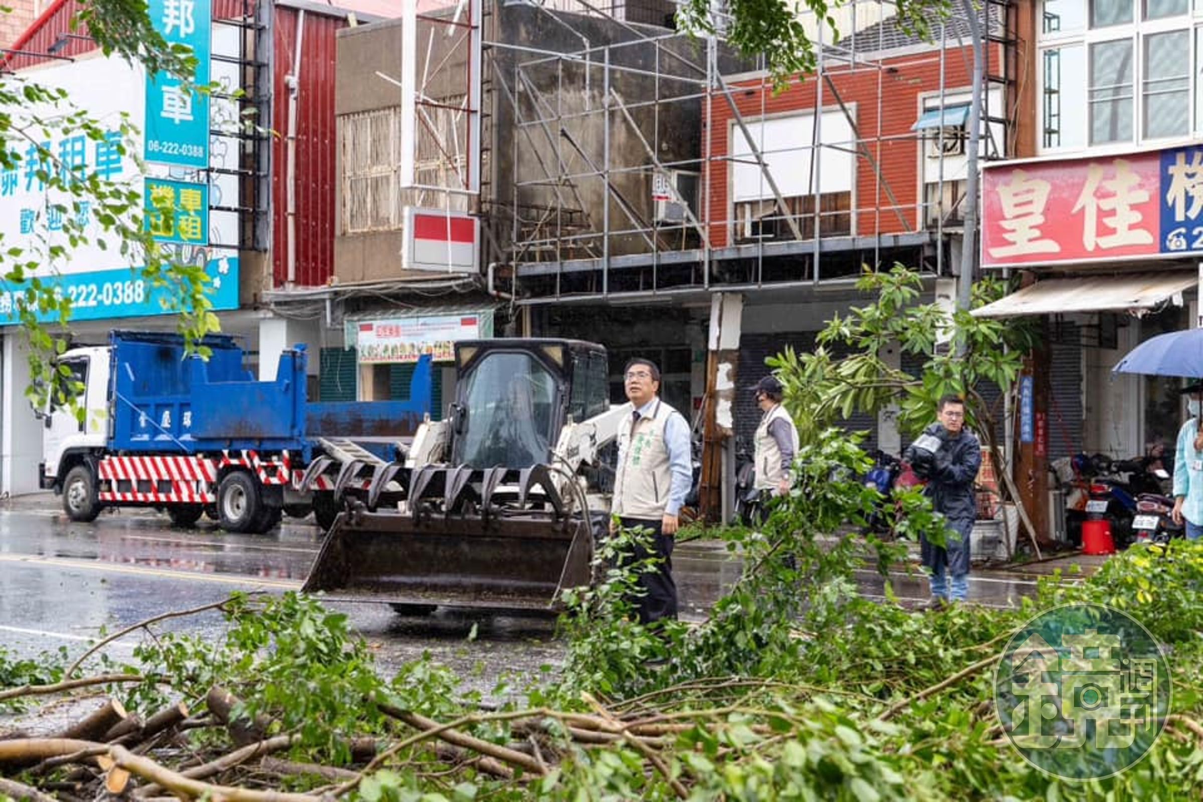 黃偉哲貼出台南市風雨災情圖,提醒用路人出門留意安全。(翻攝自臉書@黃偉哲)