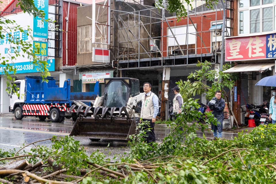 黃偉哲貼出台南市風雨災情圖，提醒用路人出門留意安全。（翻攝自臉書＠黃偉哲）