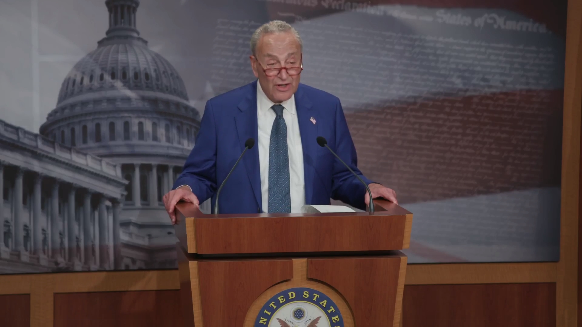 美國參議院27日通過2024財政年度國防授權法案，參議院多數黨領袖舒默（Chuck Schumer）也發表談話。（翻攝自U.S. Senate Democrats臉書）