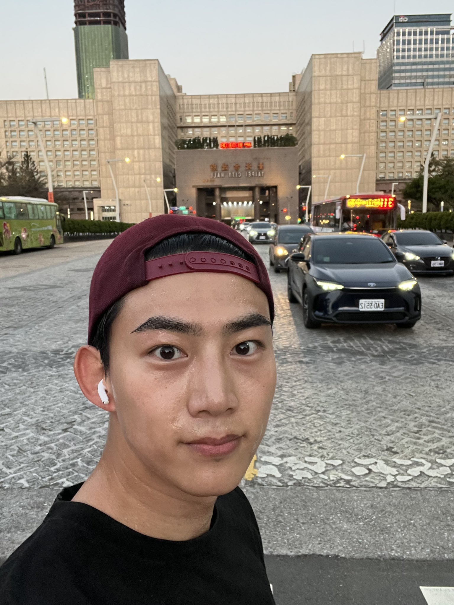 玉澤演今年3月來台參加時尚活動,在信義區慢跑自拍。(翻攝玉澤演推特)