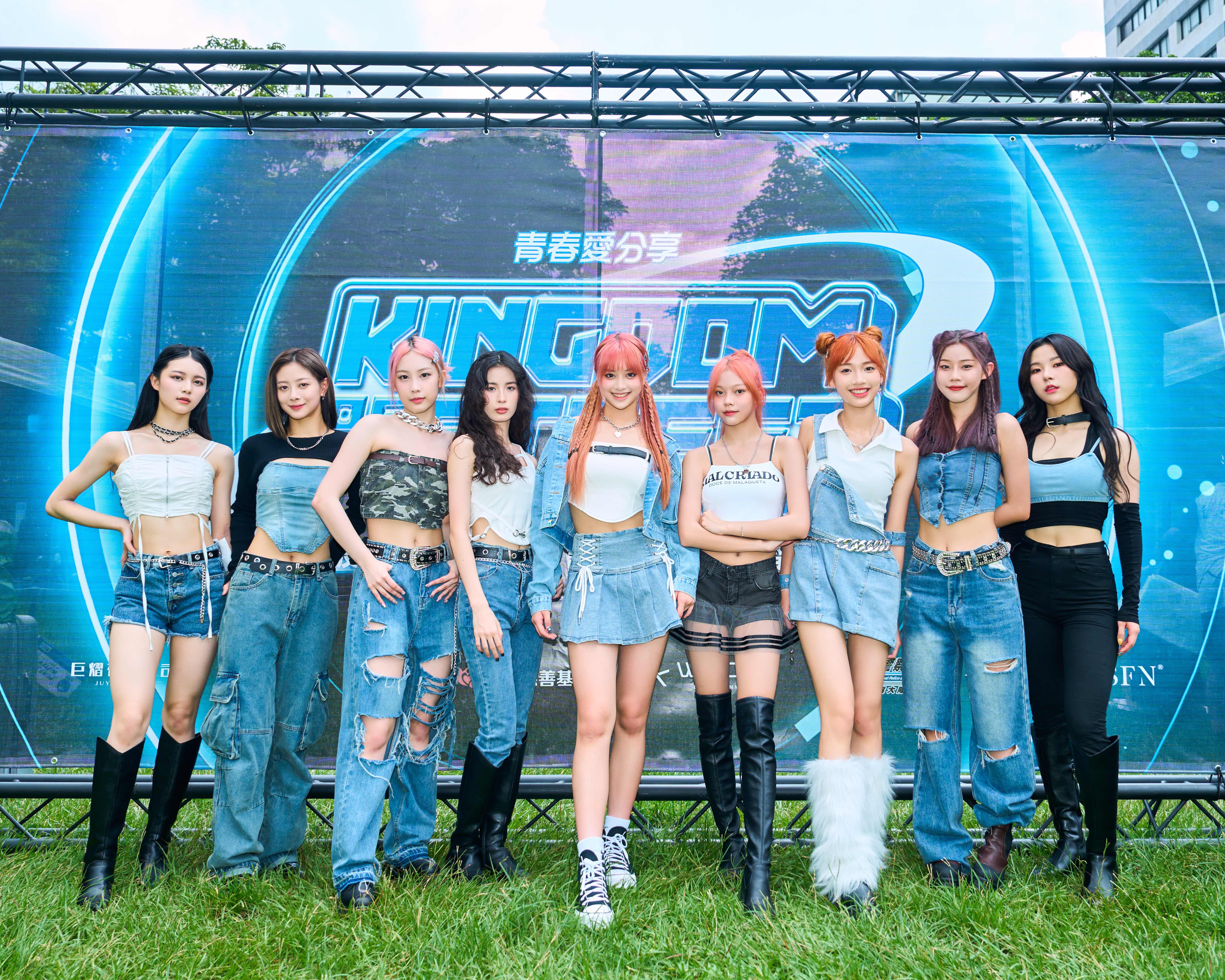 《未來少女》參賽組之一「幻藍小熊」上週在台中活動首度公開表演。（左起：媛媛、xxin、bido、毓、nico、Vicky、采甄、容容、ayeon）（天空娛樂提供）