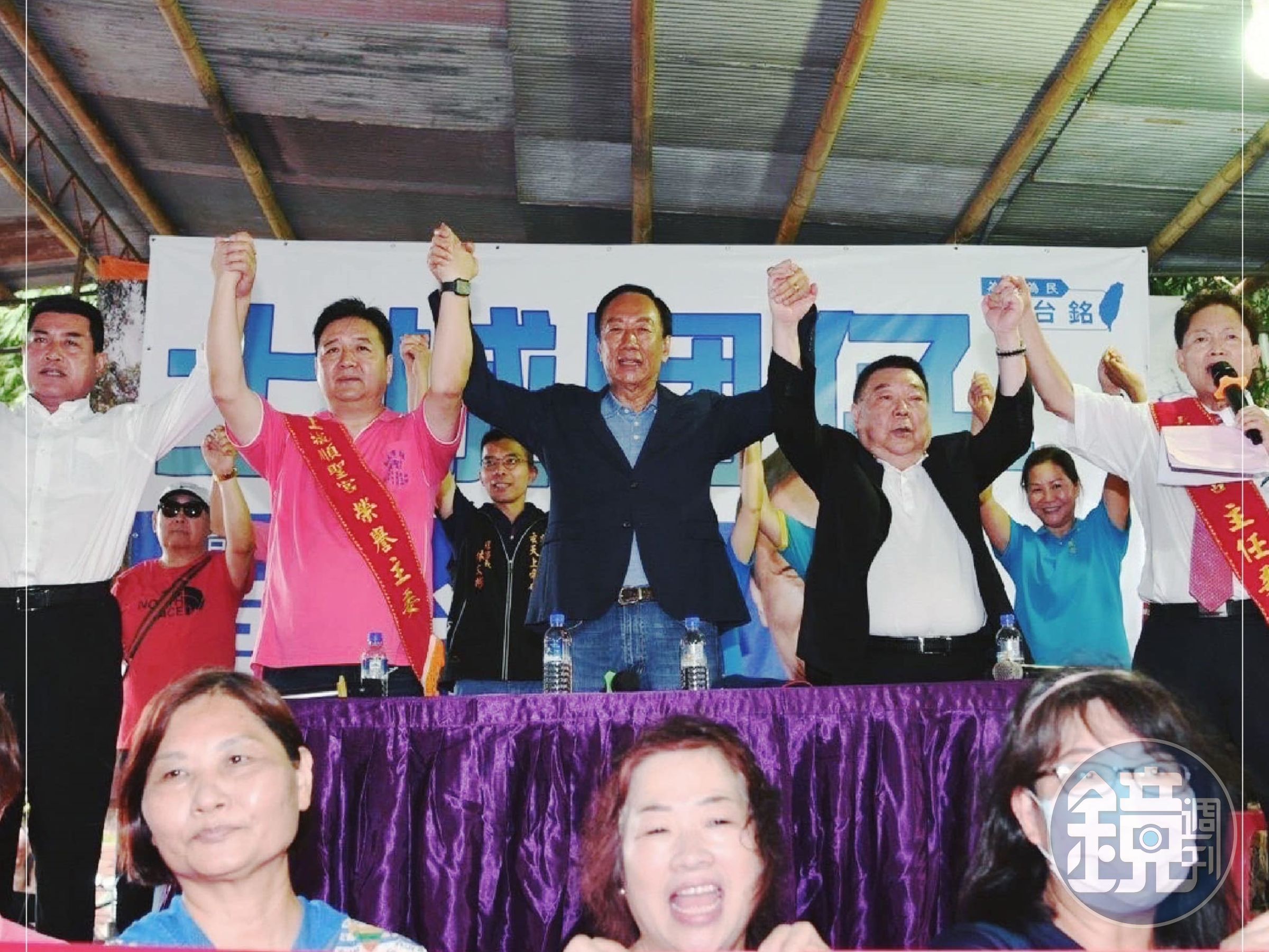 國民黨立委候選人林金結（左二）和郭台銘（中）昨日一同出席宮廟活動。（翻攝自郭台銘臉書）