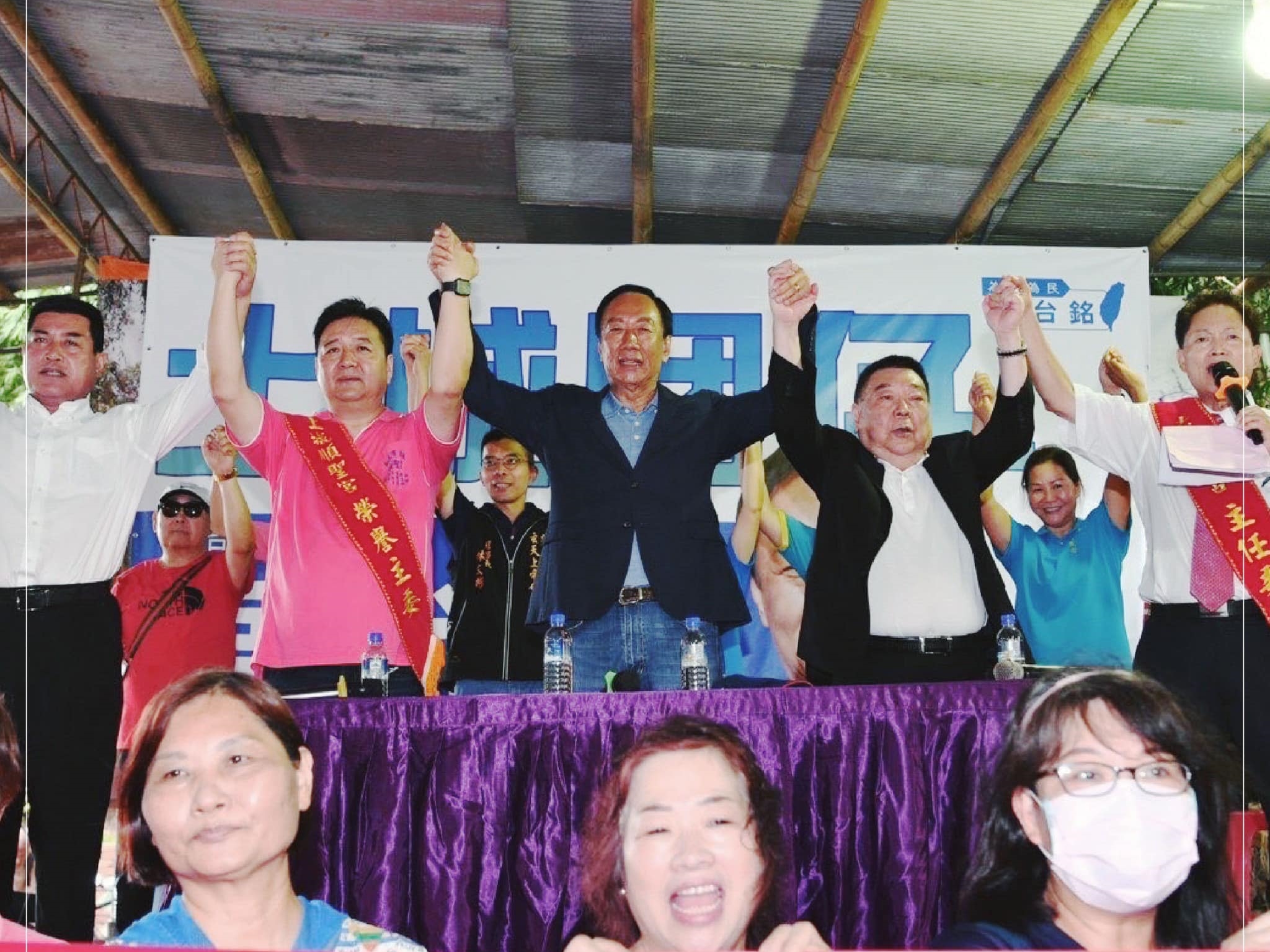 國民黨立委候選人林金結（左二）和郭台銘（中）昨日一同出席宮廟活動。（翻攝自郭台銘臉書）