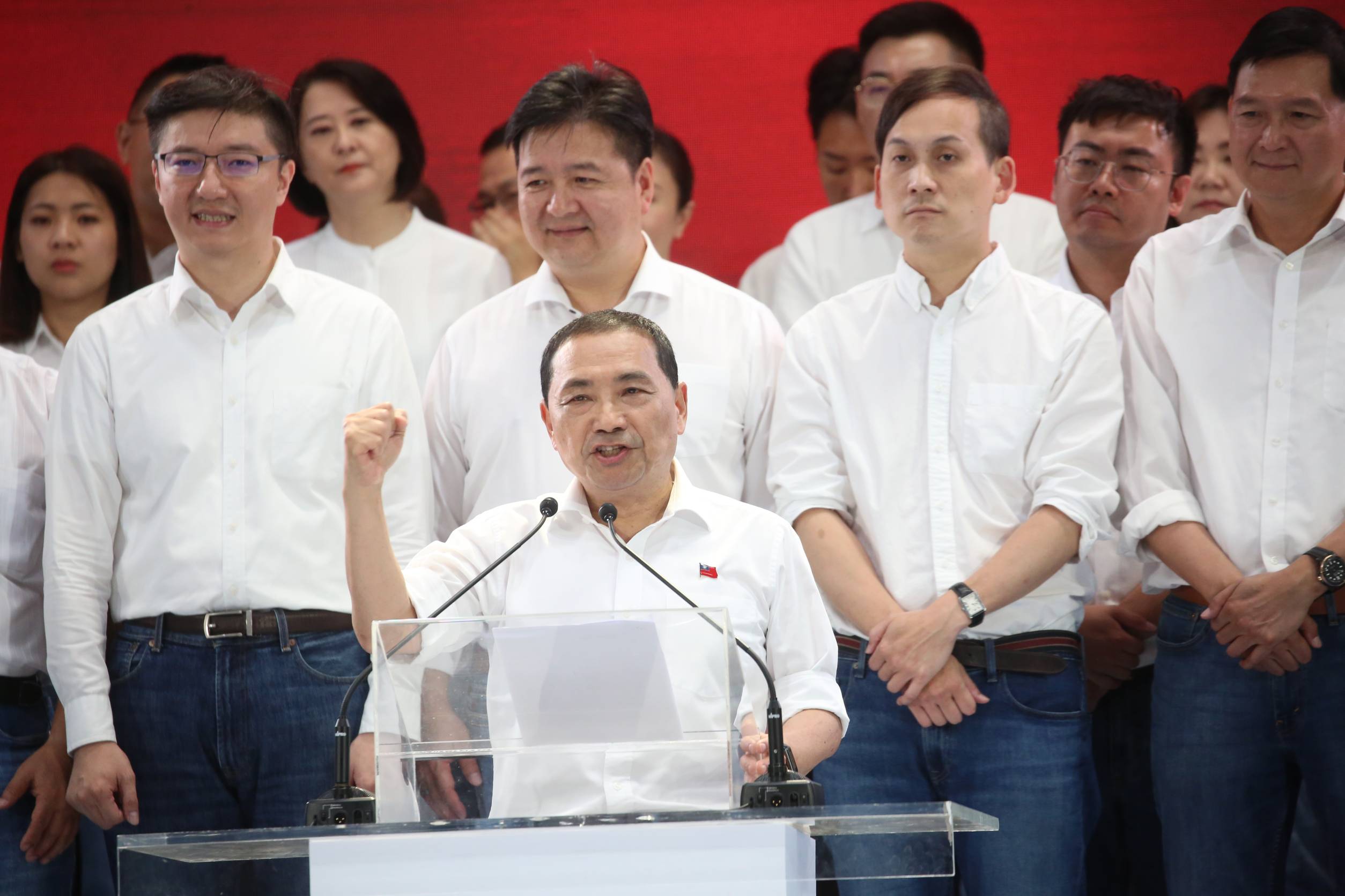 國民黨推派新北市長侯友宜（前）參選2024總統，全代會上林金結就站在侯友宜正後方。（本刊資料照）