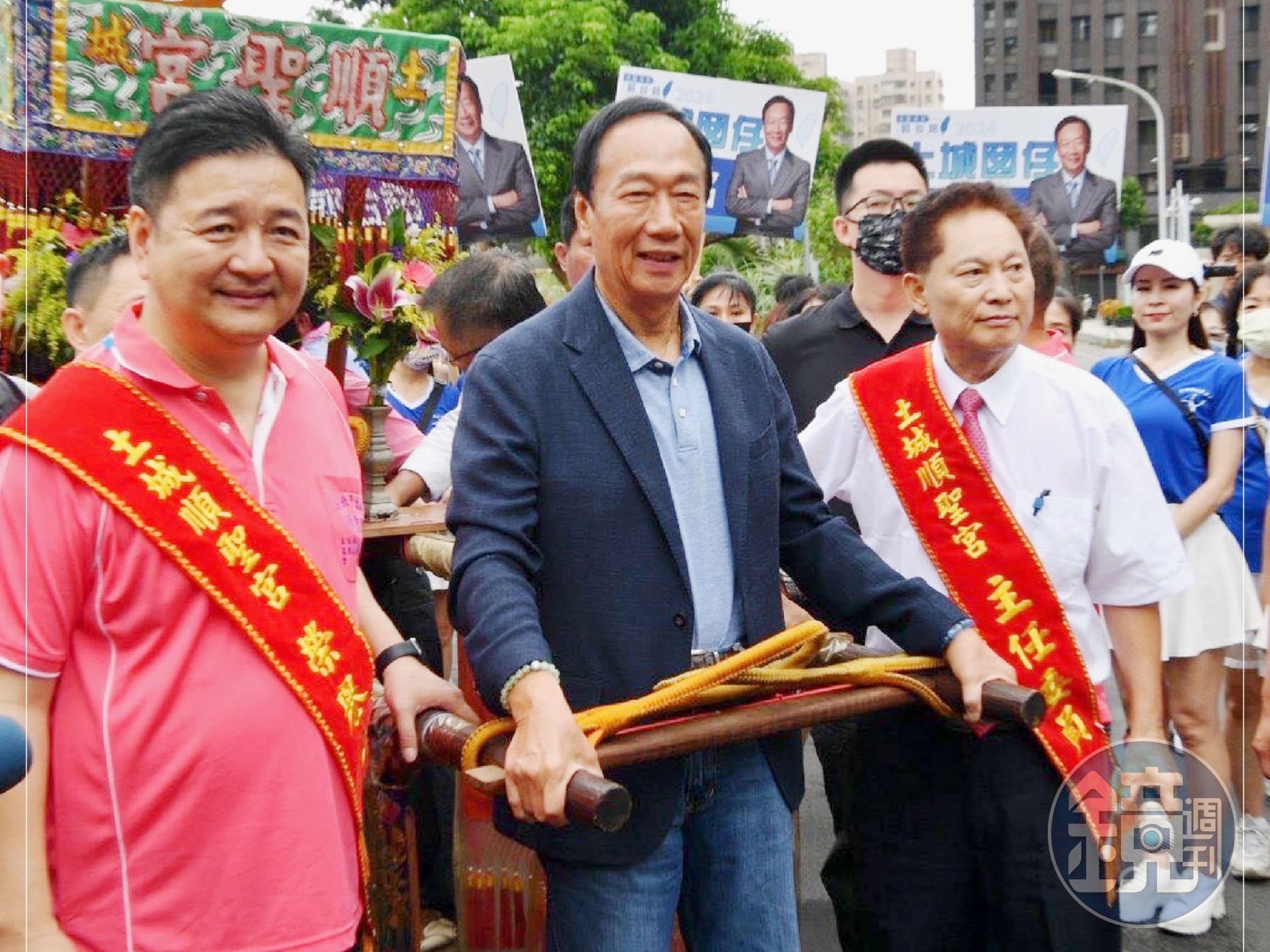 林金結（左）與郭台銘（中）同框疑互相站台，遭部分黨內人士批評。（翻攝自郭台銘臉書）