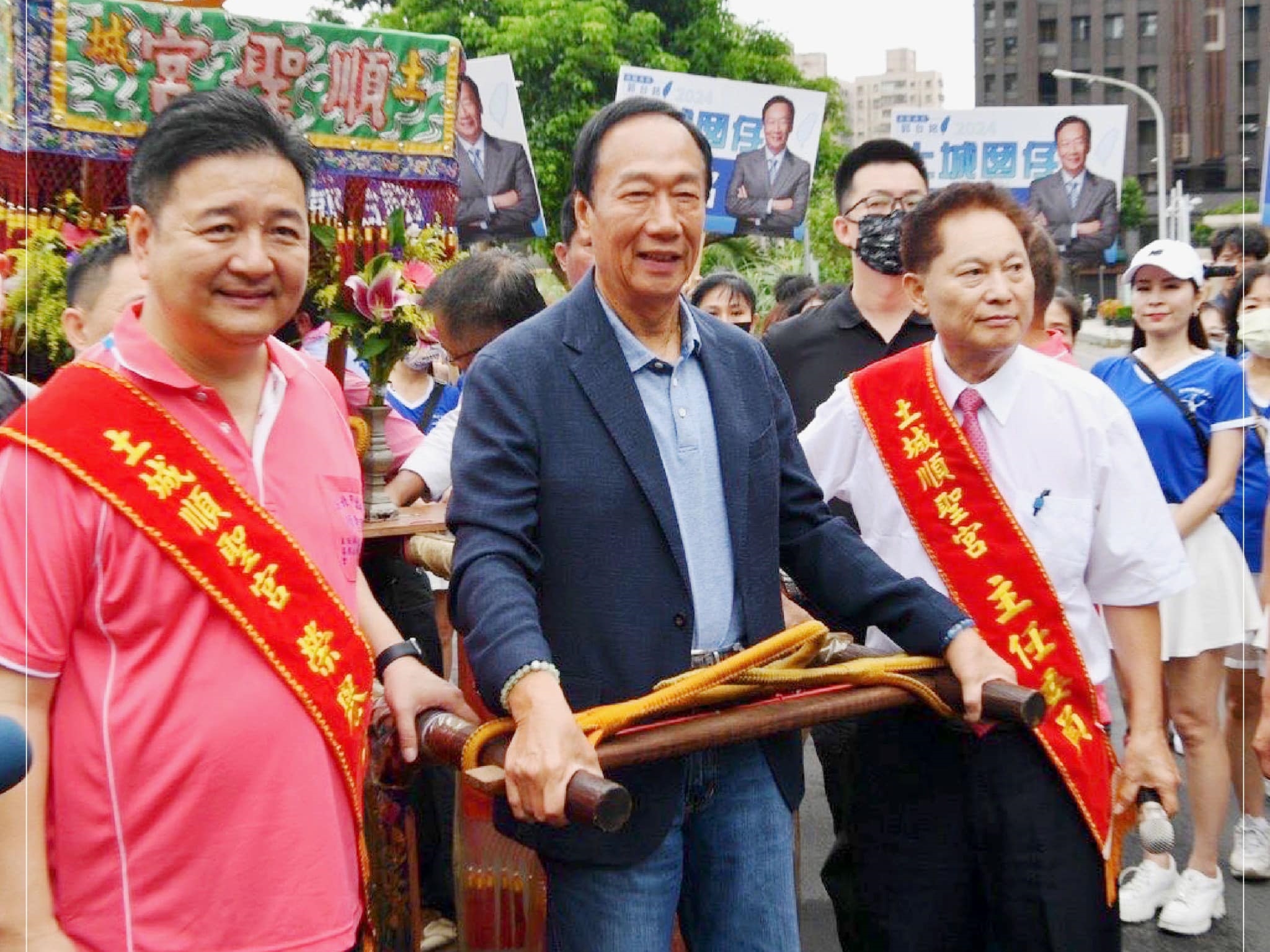 林金結（左）與郭台銘（中）同框疑互相站台，遭部分黨內人士批評。（翻攝自郭台銘臉書）