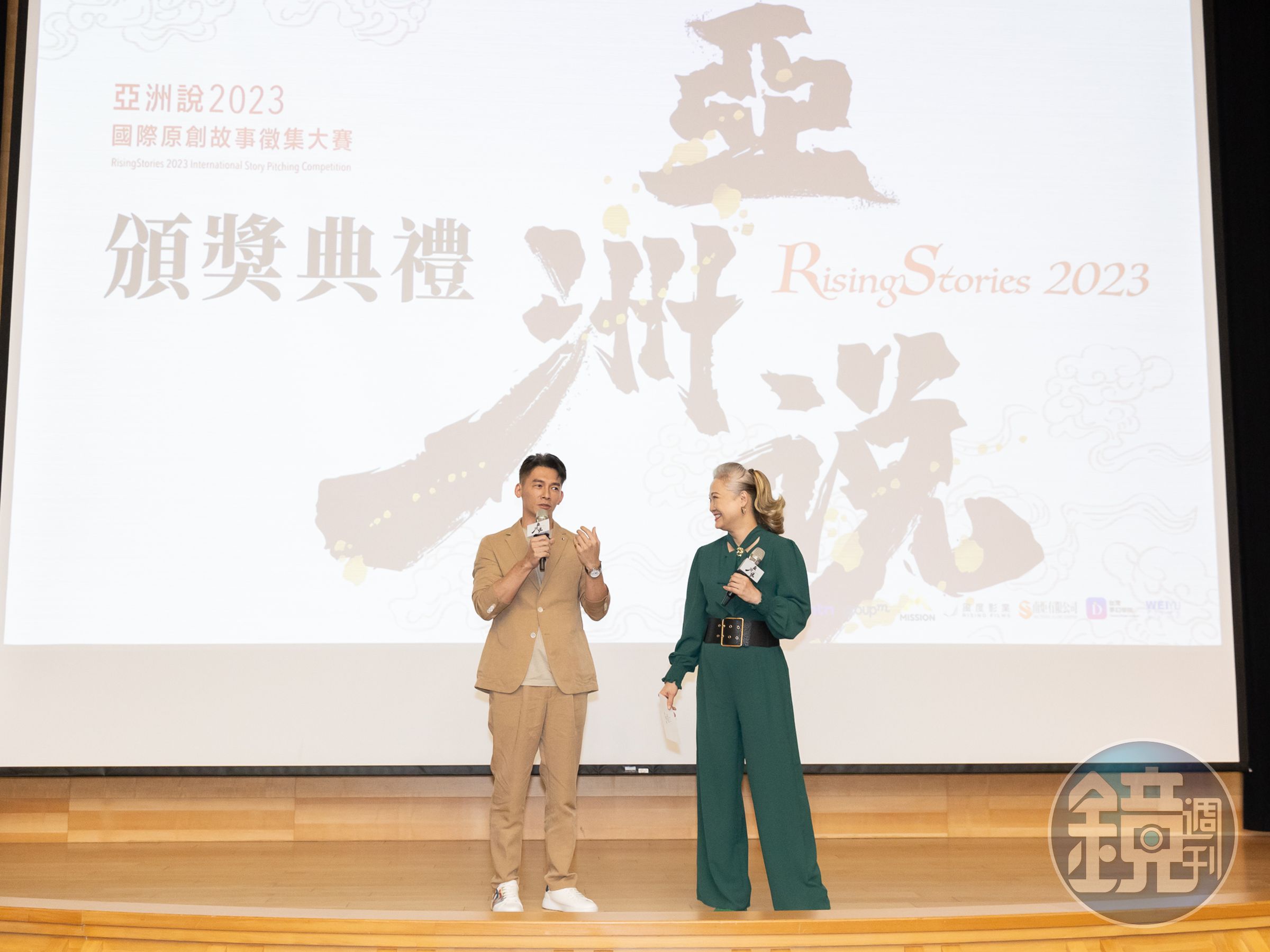 「2023亞洲說」演員評審温昇豪(左)、演員評審洪慧芳擔任頒獎人。(七十六號原子提供)