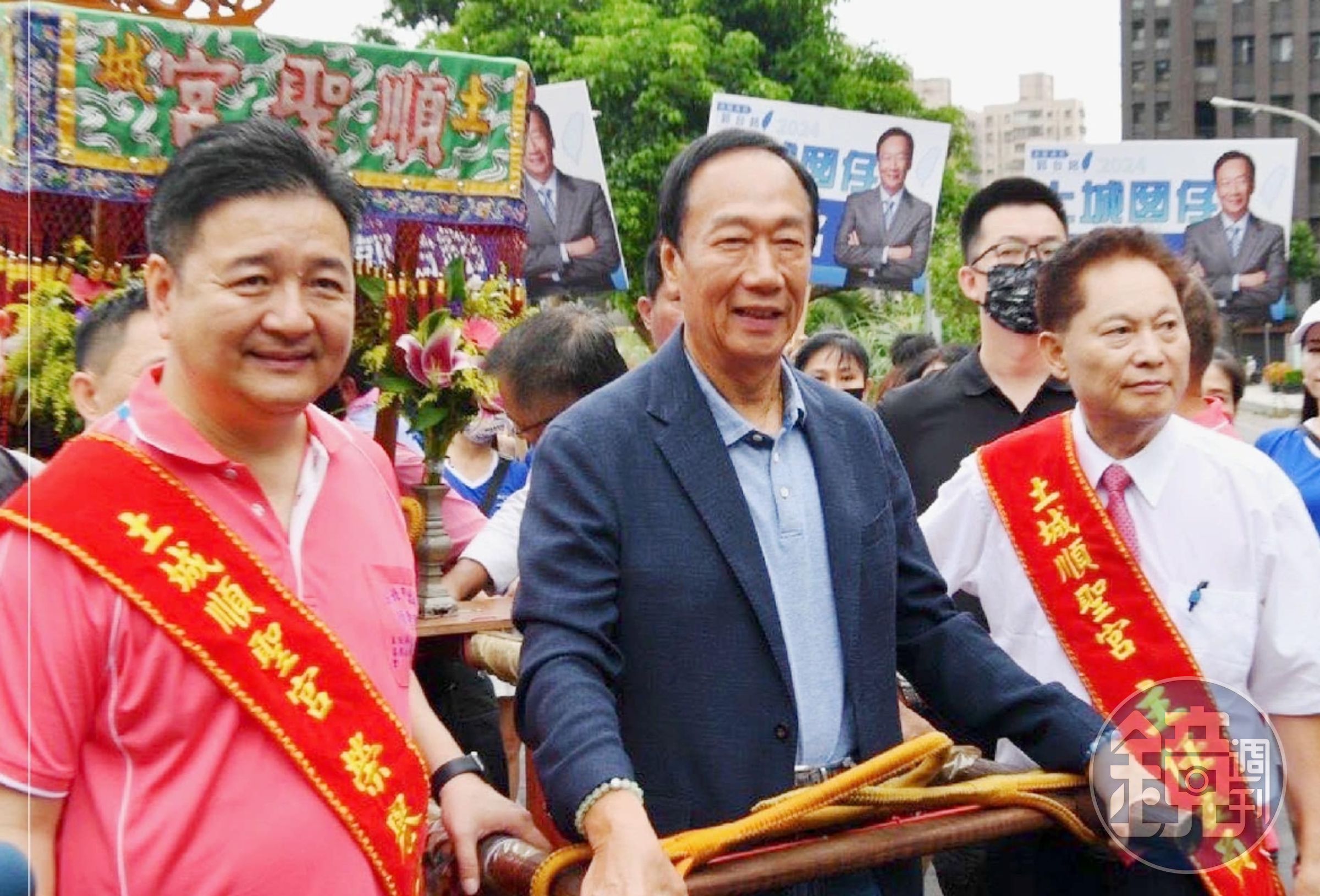 林金結（左）與郭台銘（中）同台，遭藍營警告，郭台銘呼籲國民黨應體諒基層。（翻攝自郭台銘臉書）
