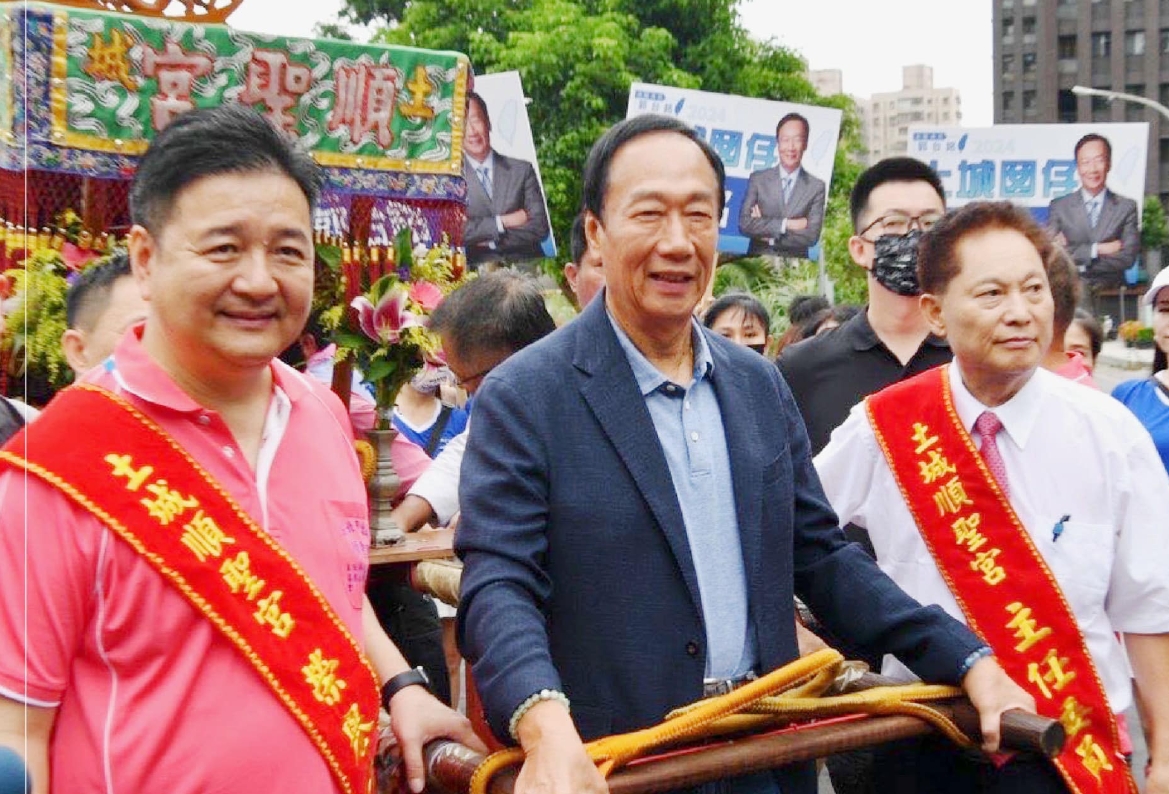 林金結（左）與郭台銘（中）同台，遭藍營警告，郭台銘呼籲國民黨應體諒基層。（翻攝自郭台銘臉書）