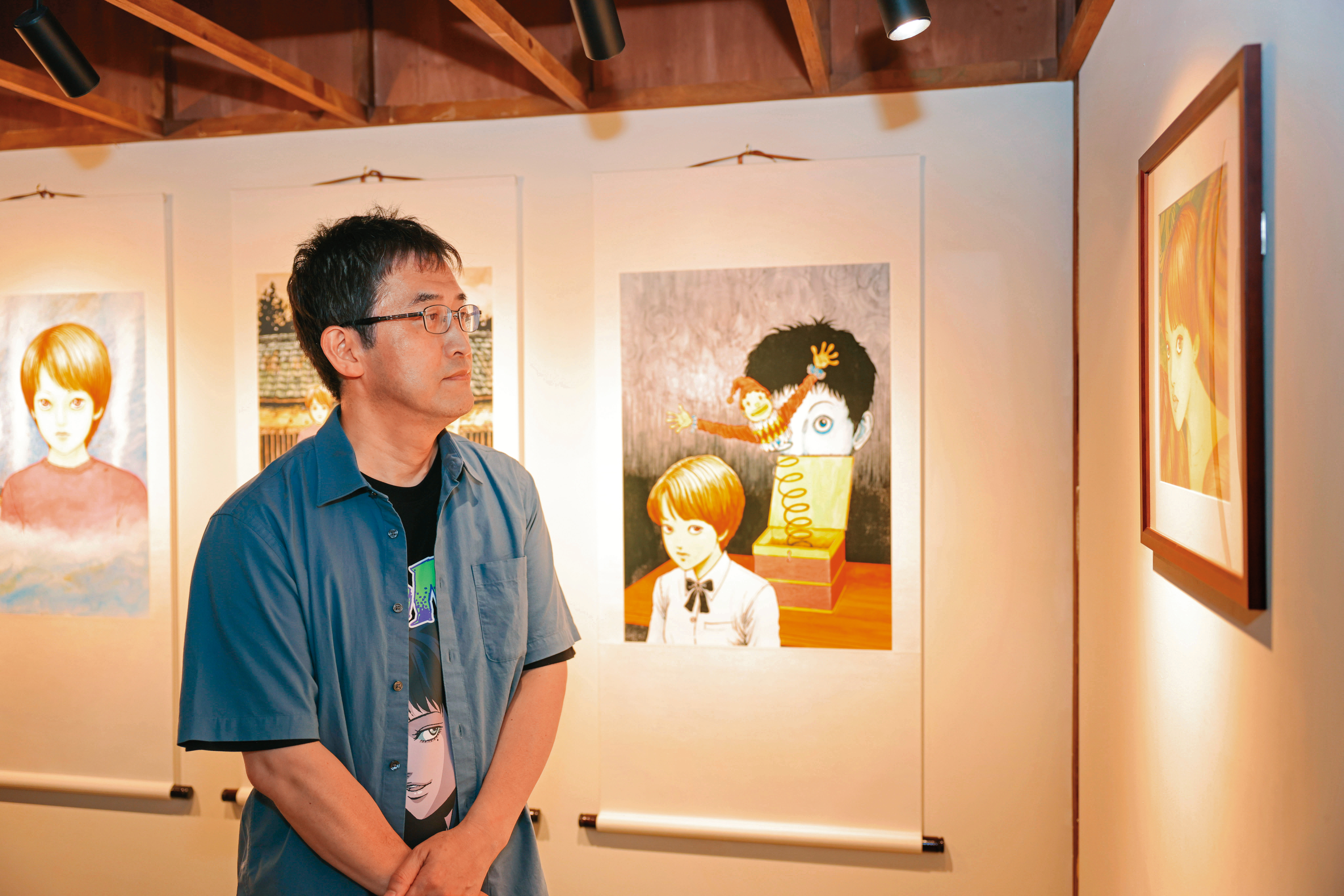 伊藤潤二在「伊藤潤二 恐怖體驗展2」開展前親自抵達會場，確認所有展品。（木棉花國際提供）