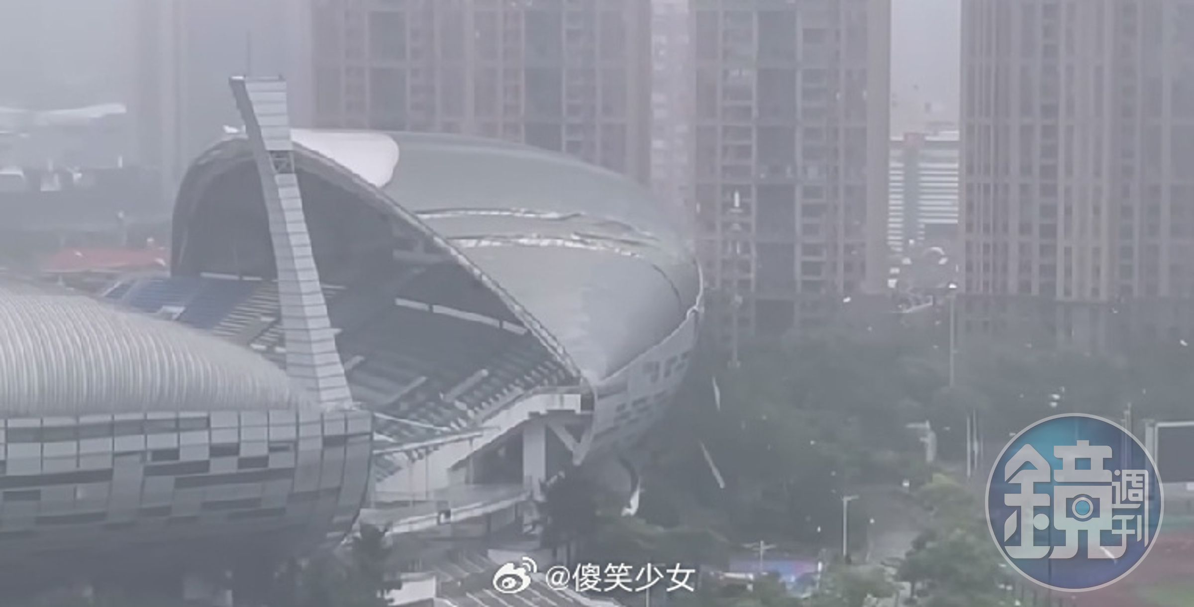 杜蘇芮狂風暴雨，把泉州海峽體育館屋頂掀翻。（翻攝微博）