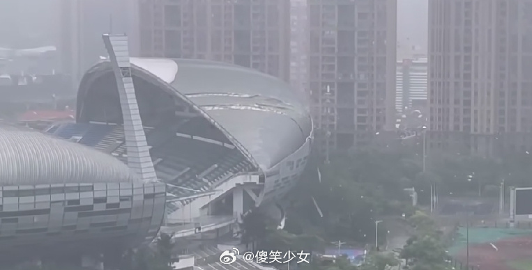 杜蘇芮狂風暴雨，把泉州海峽體育館屋頂掀翻。（翻攝微博）